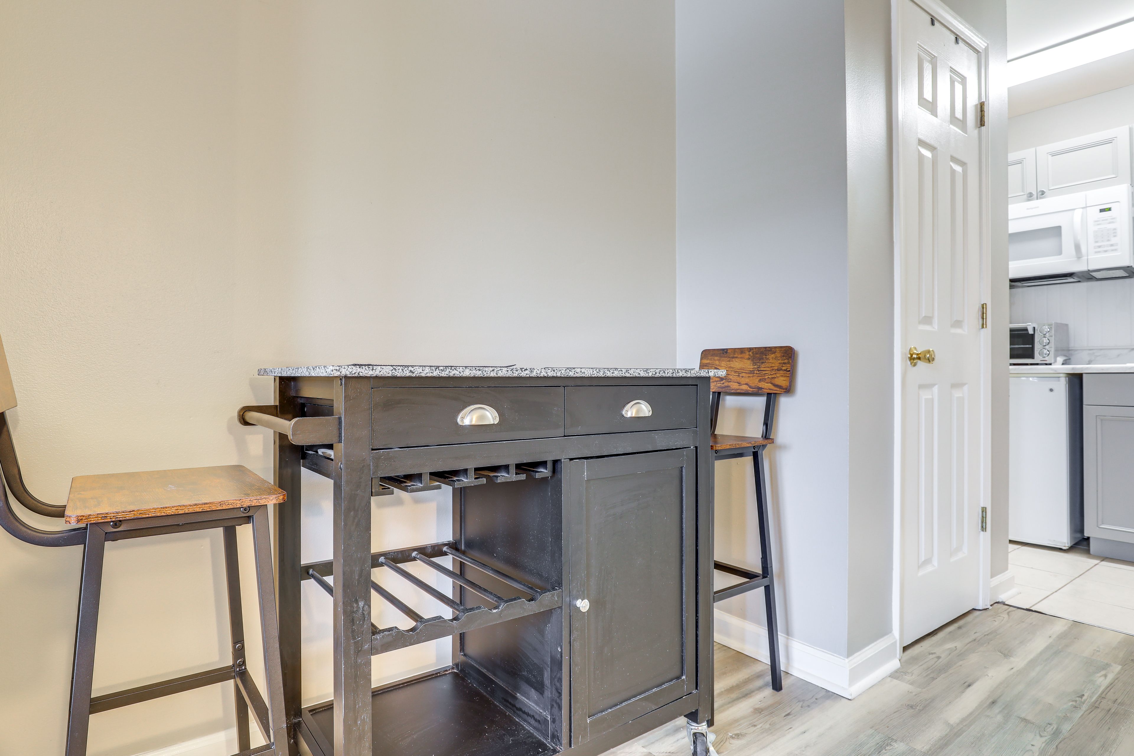 Dining Table | Dishware & Flatware