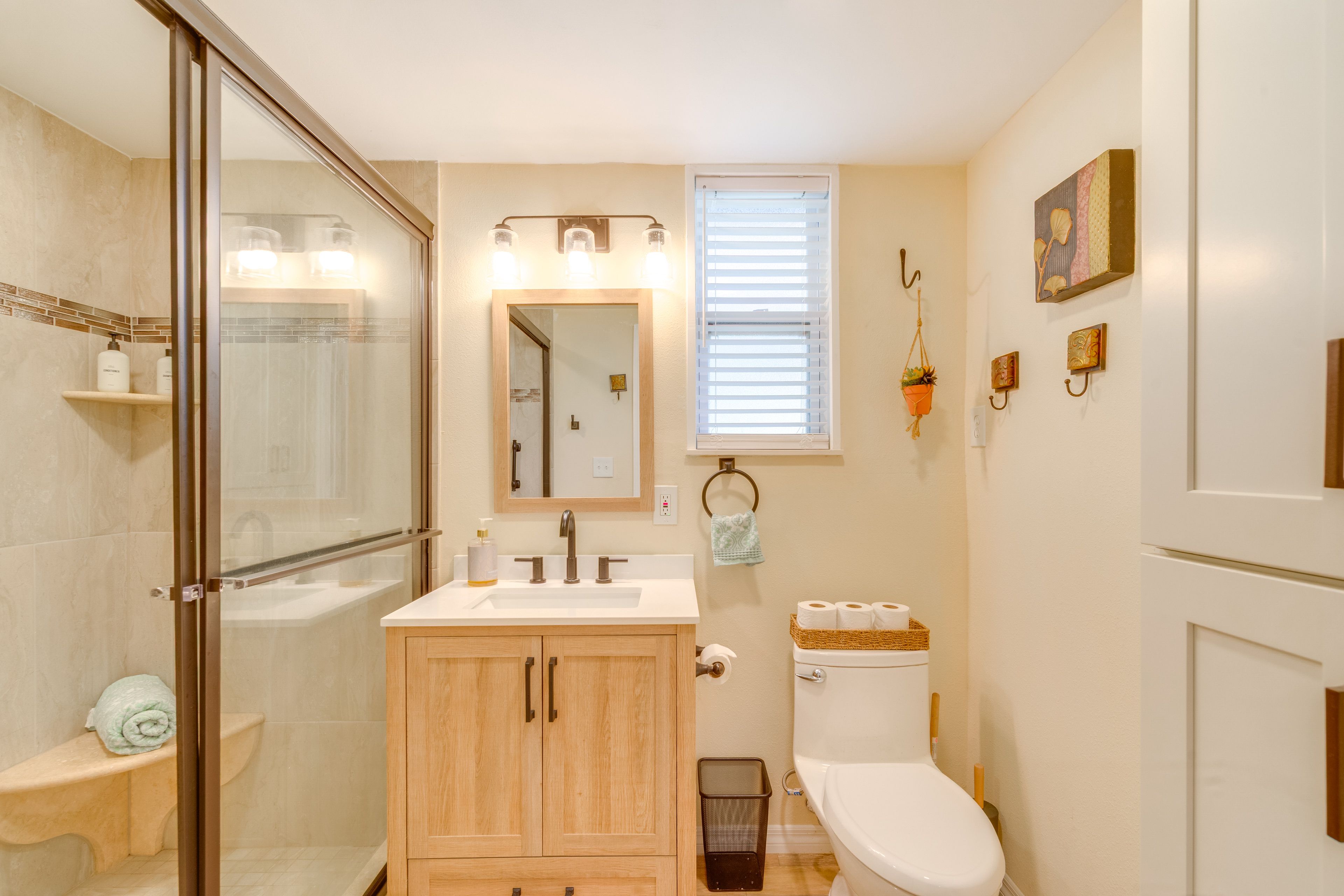 Full Bathroom | Towels Provided