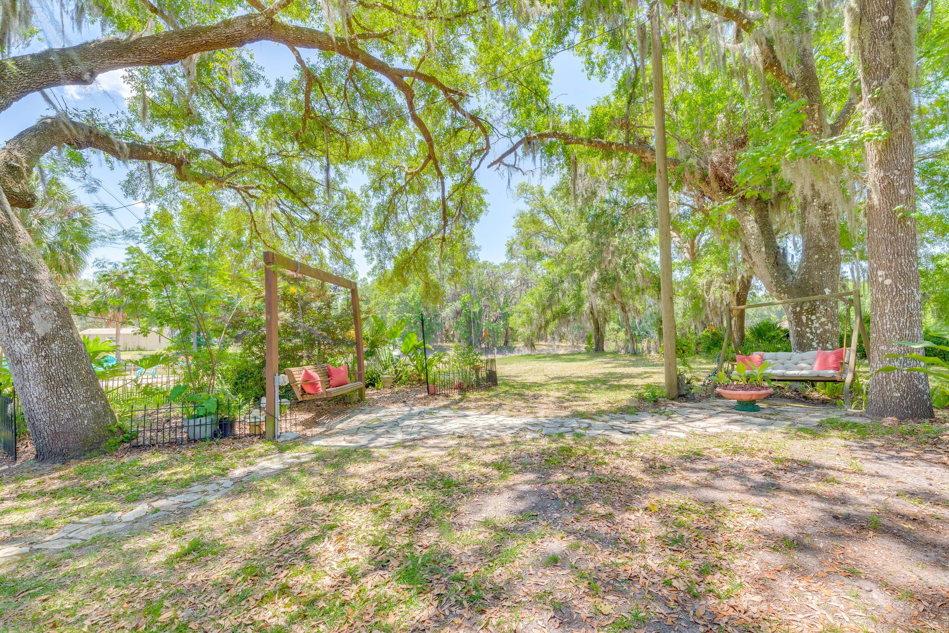 Private Yard | 2 Swings