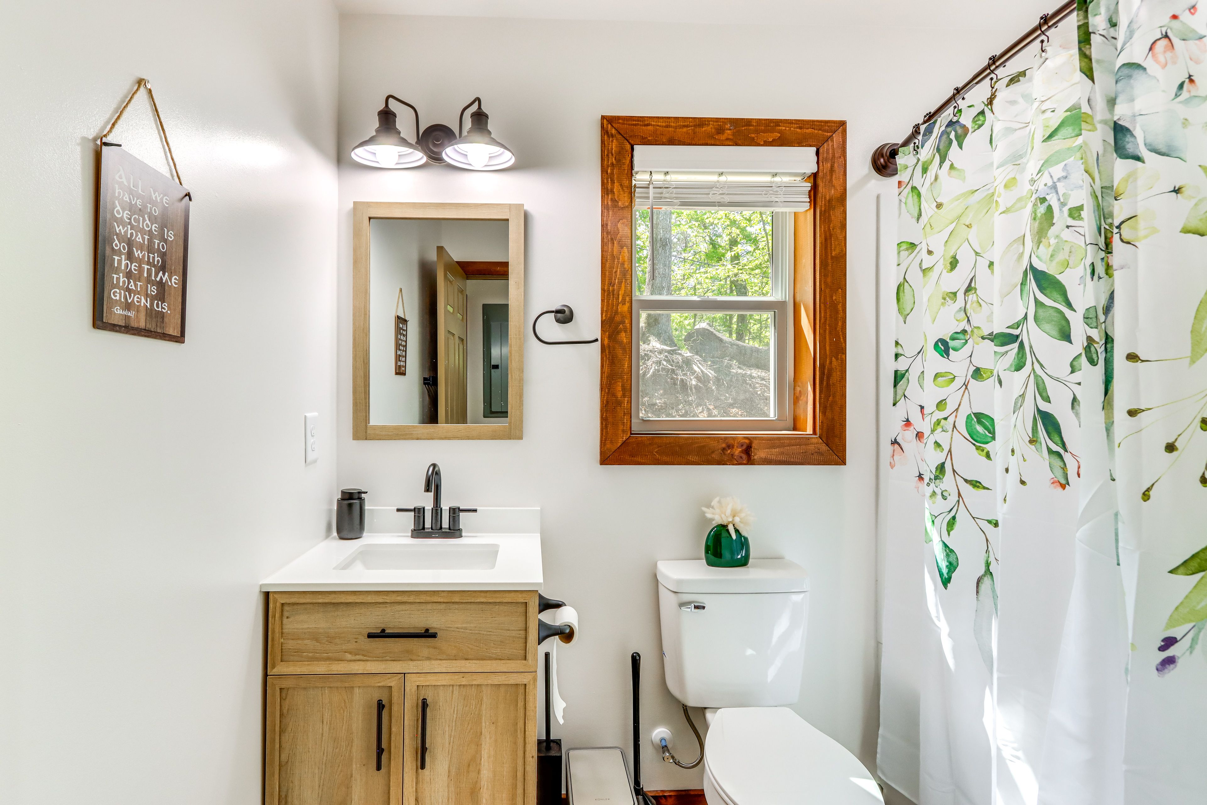 Full Bathroom | 1st Floor | Towels Provided