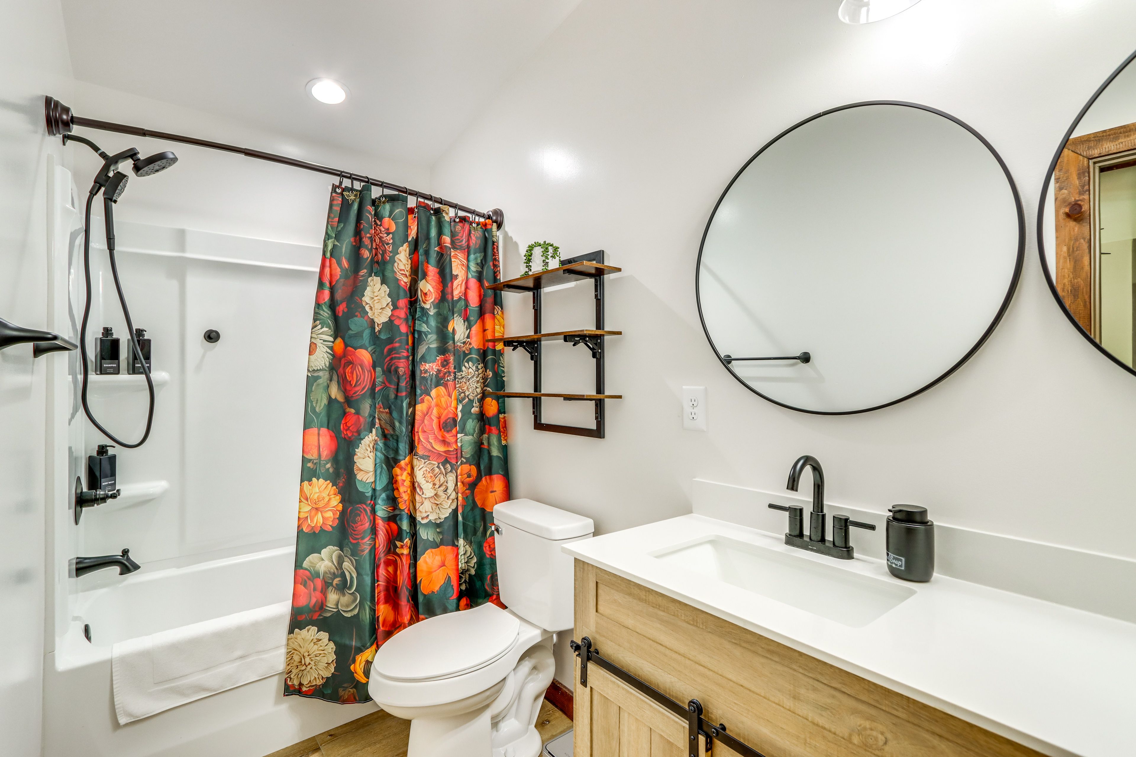 Full Bathroom | 1st Floor | Complimentary Toiletries