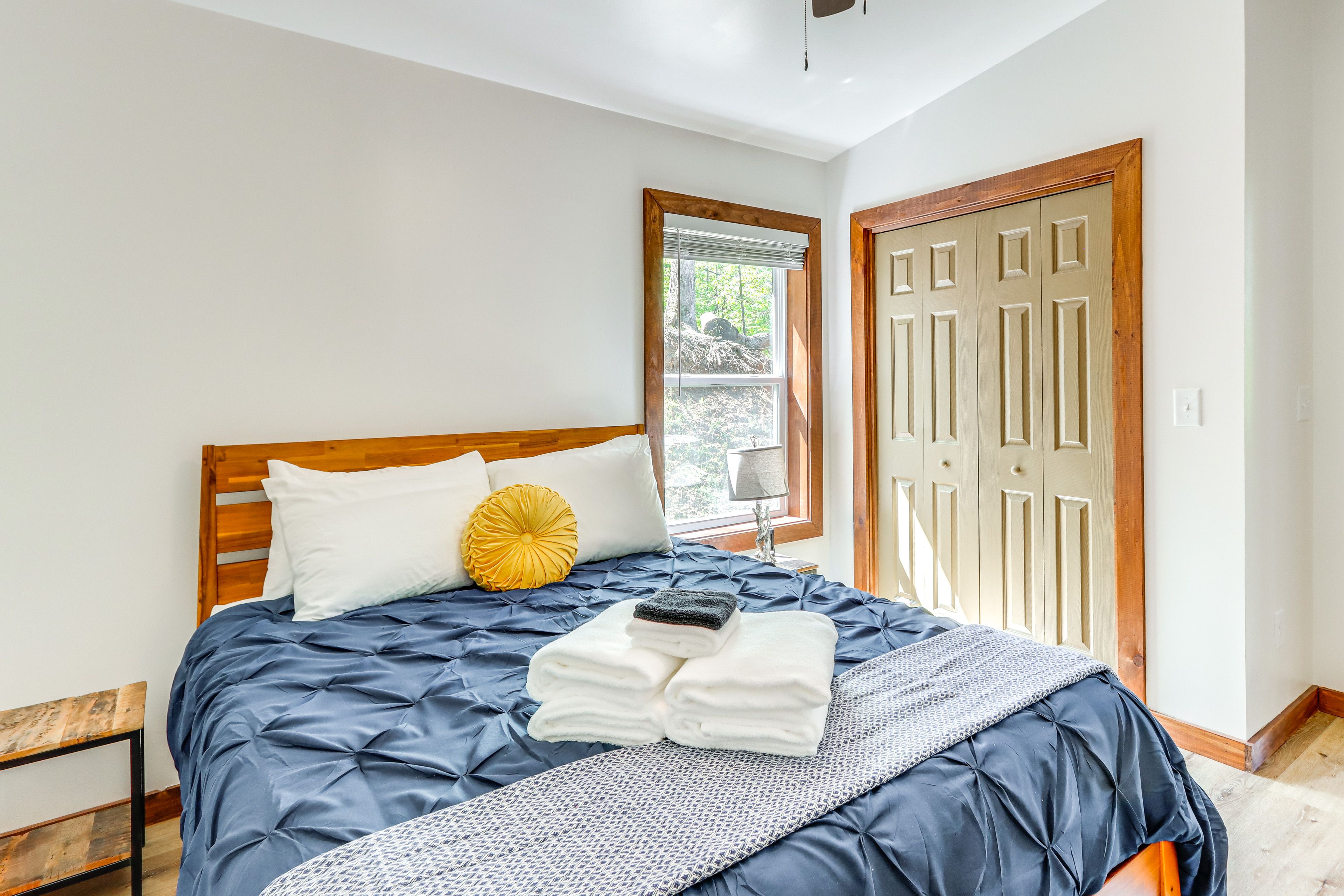 Bedroom 1 | 1st Floor | Queen Bed | Linens Provided | Smart TV