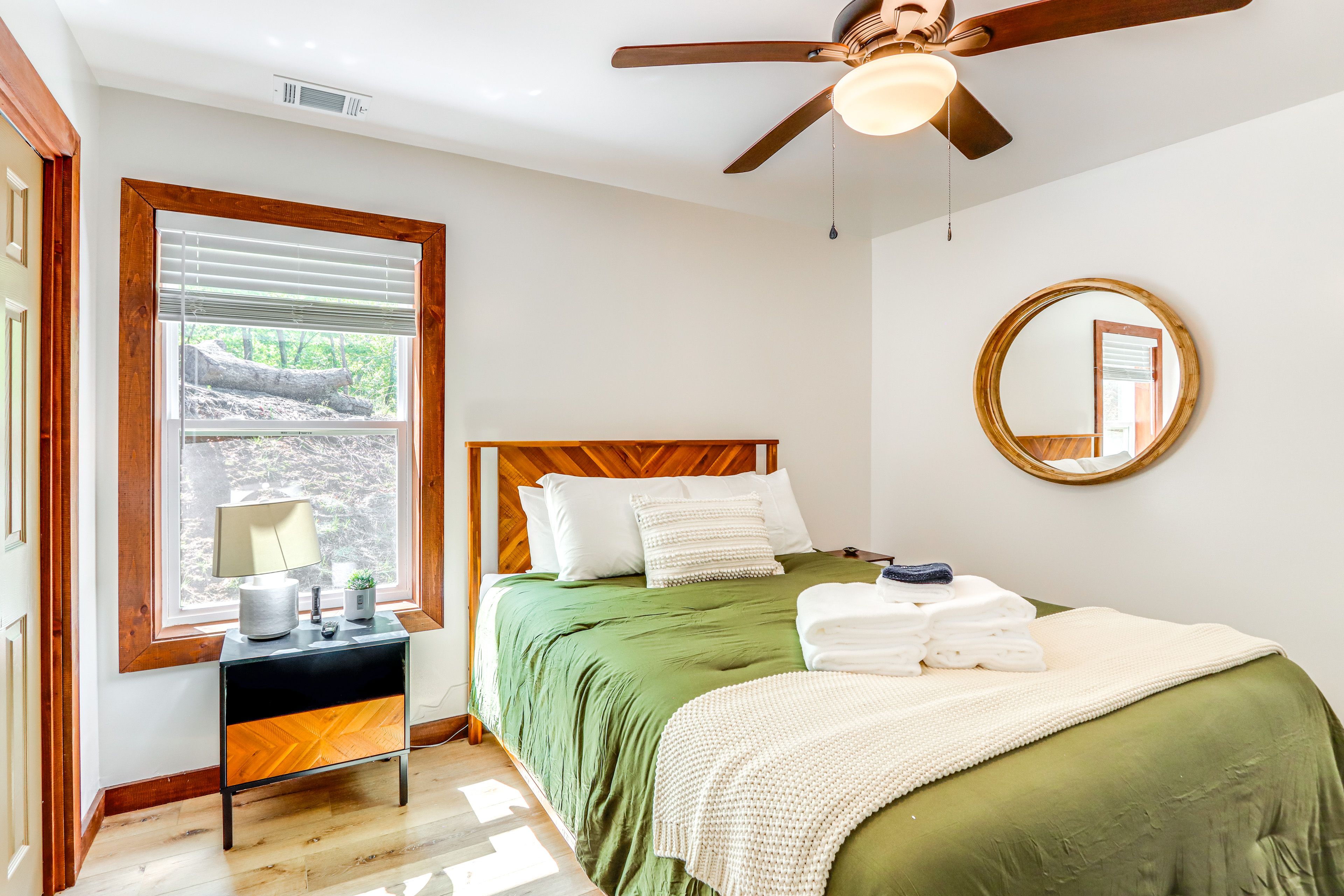 Bedroom 2 | 1st Floor | Queen Bed | Smart TV