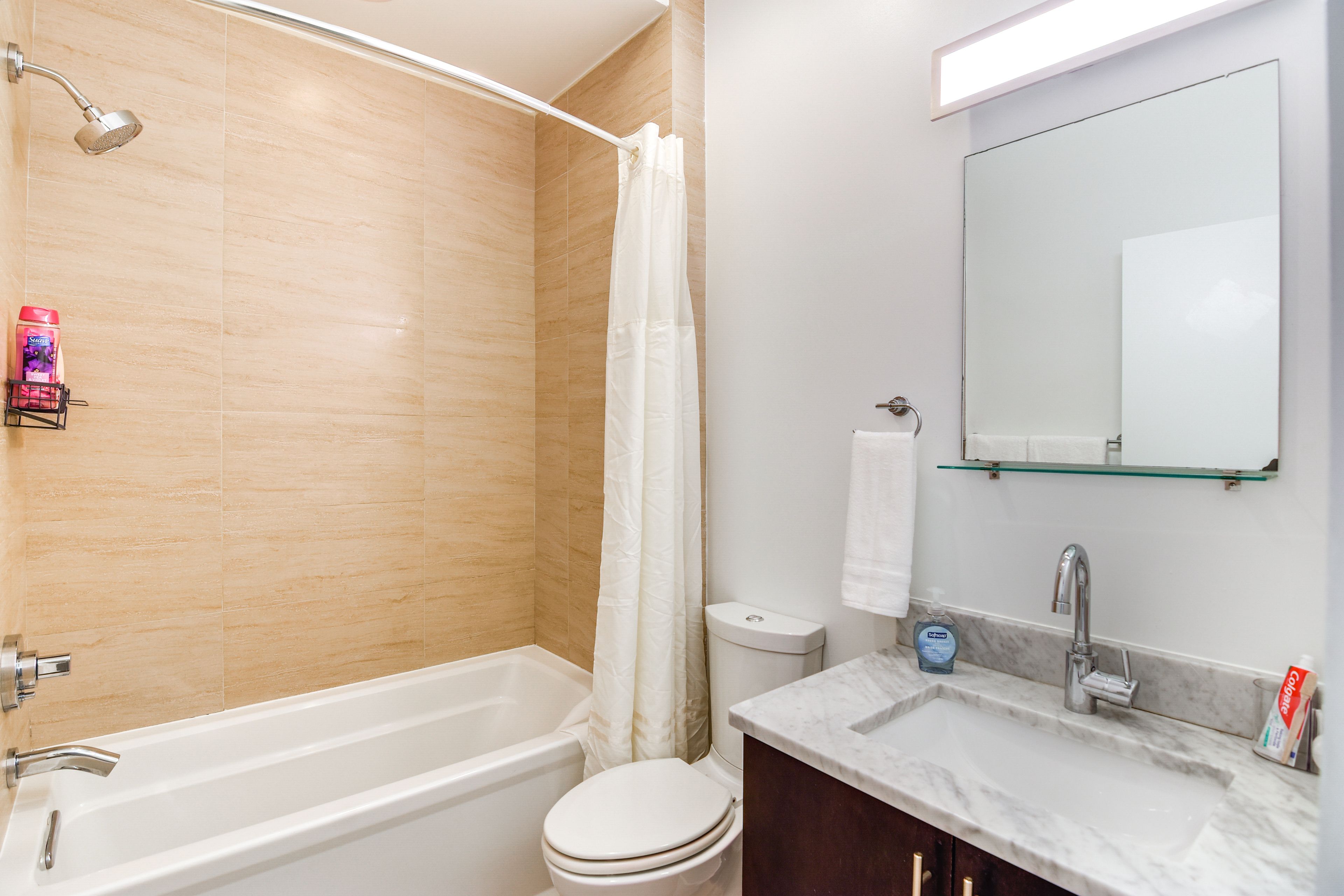 Full Bathroom | 2nd Floor | Towels Provided