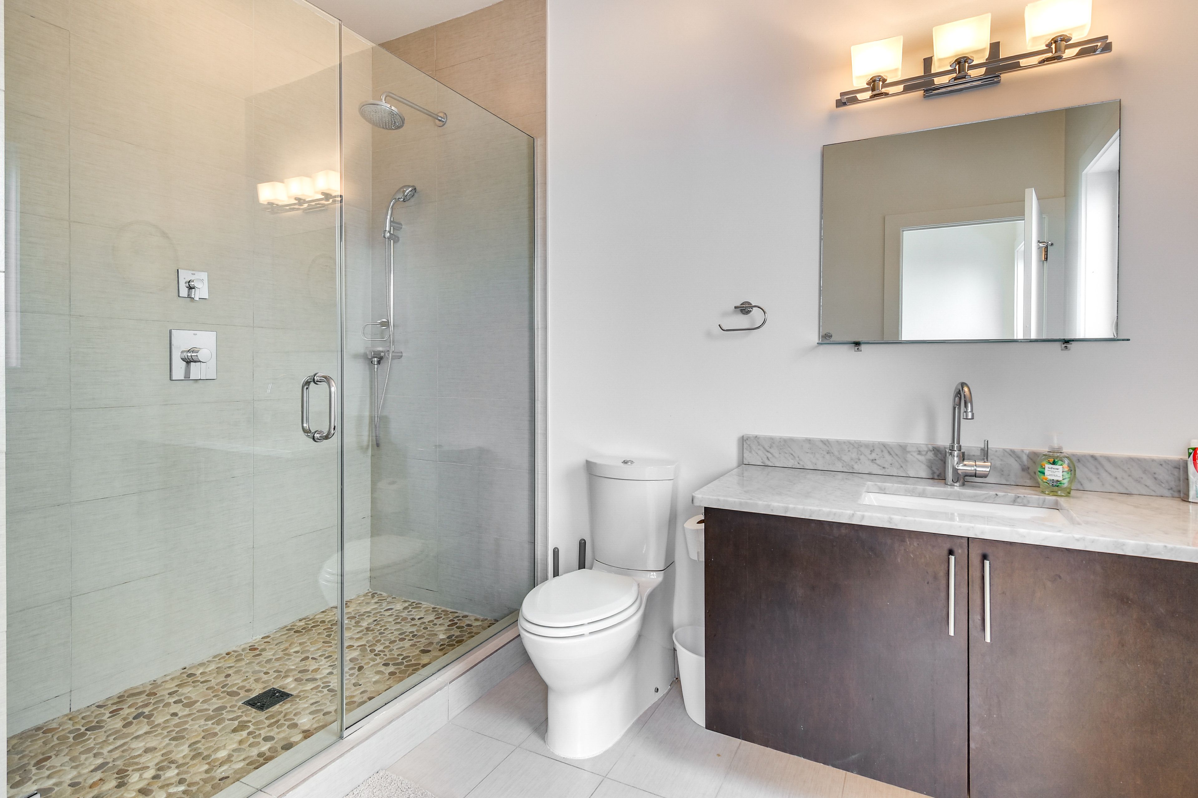 Full Bathroom | 3rd Floor | Towels Provided
