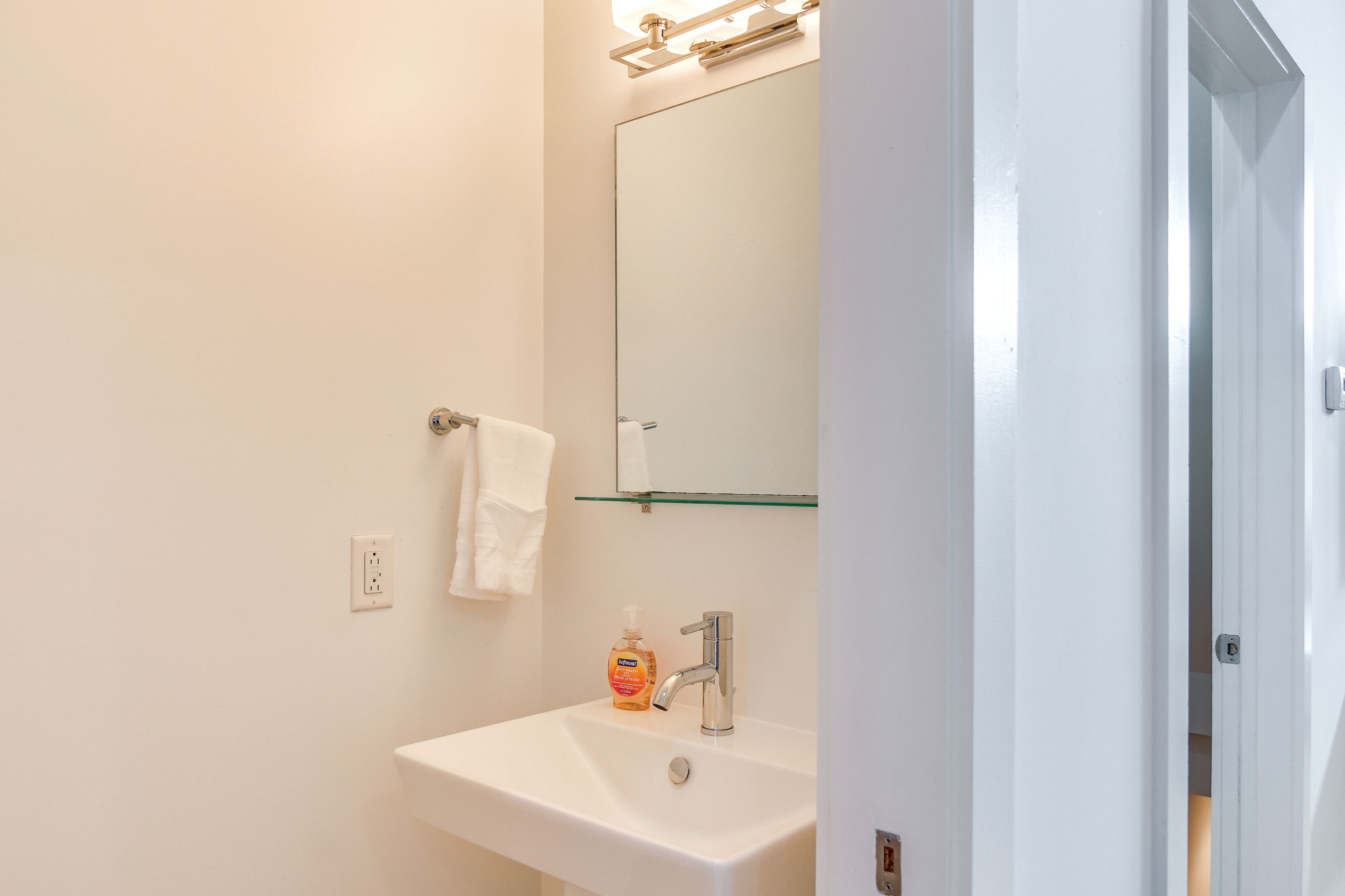 Half Bathroom | 1st Floor | Towels Provided