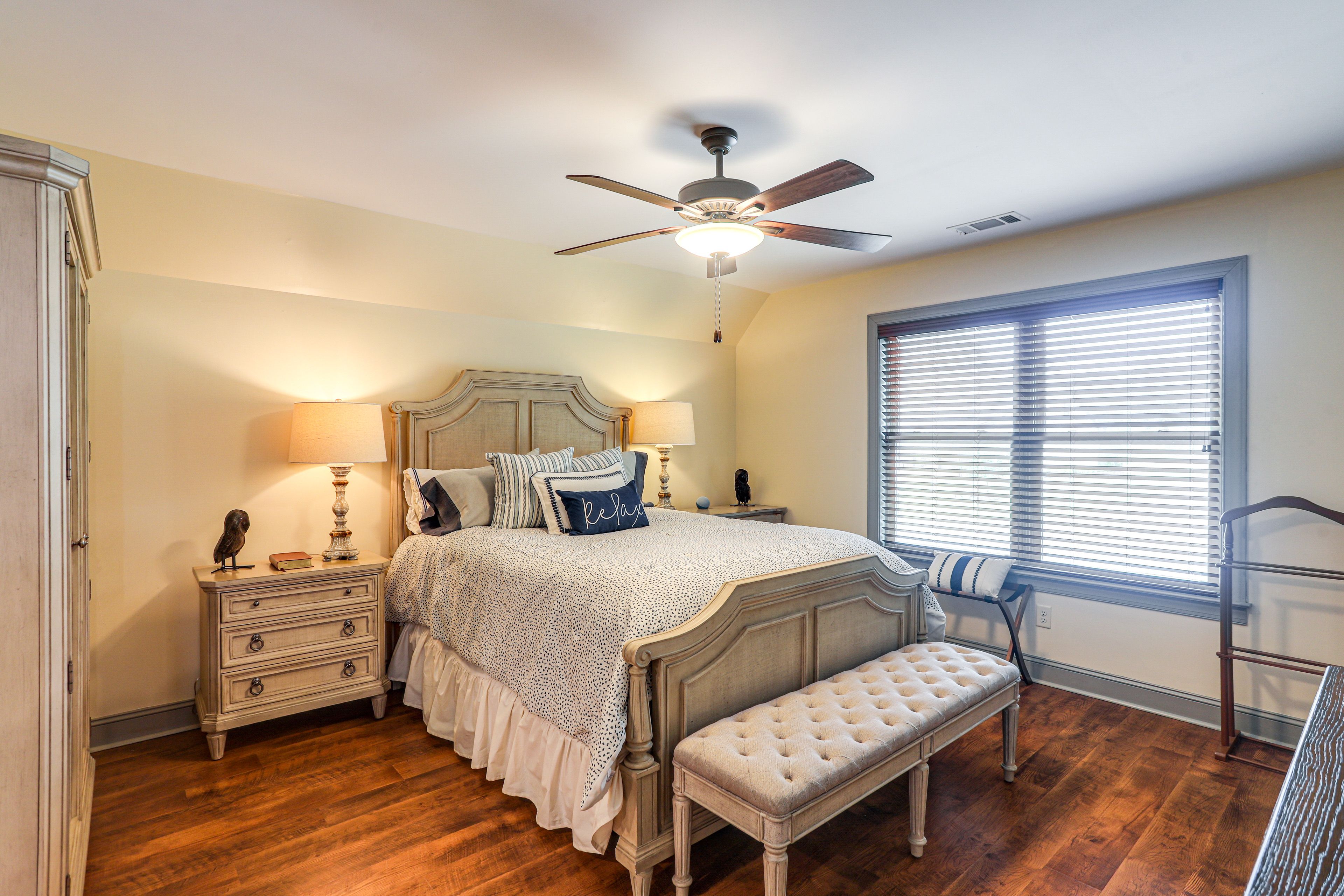 Bedroom | Queen Bed | Smart TV