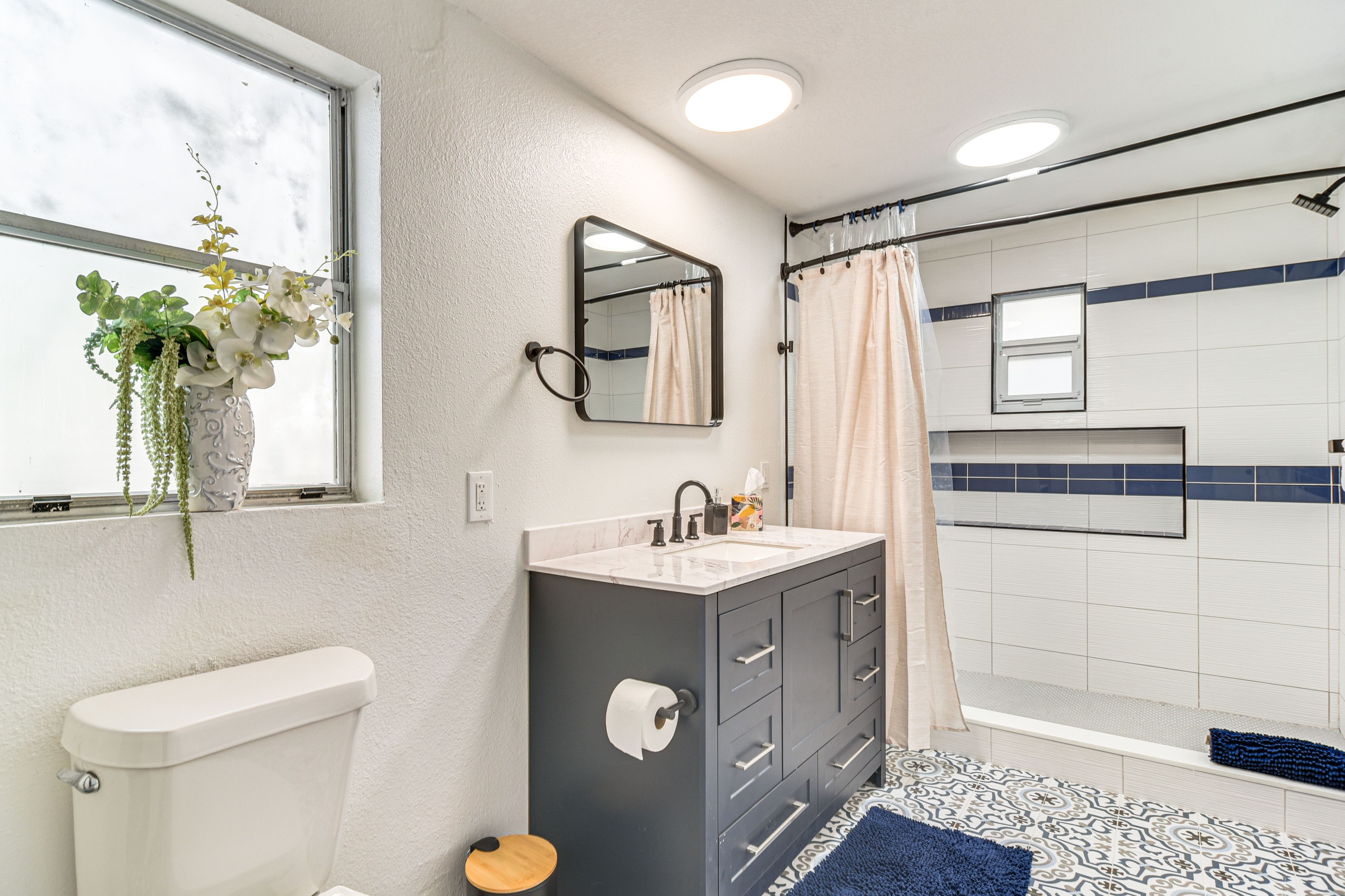 Full Bathroom | Towels Provided