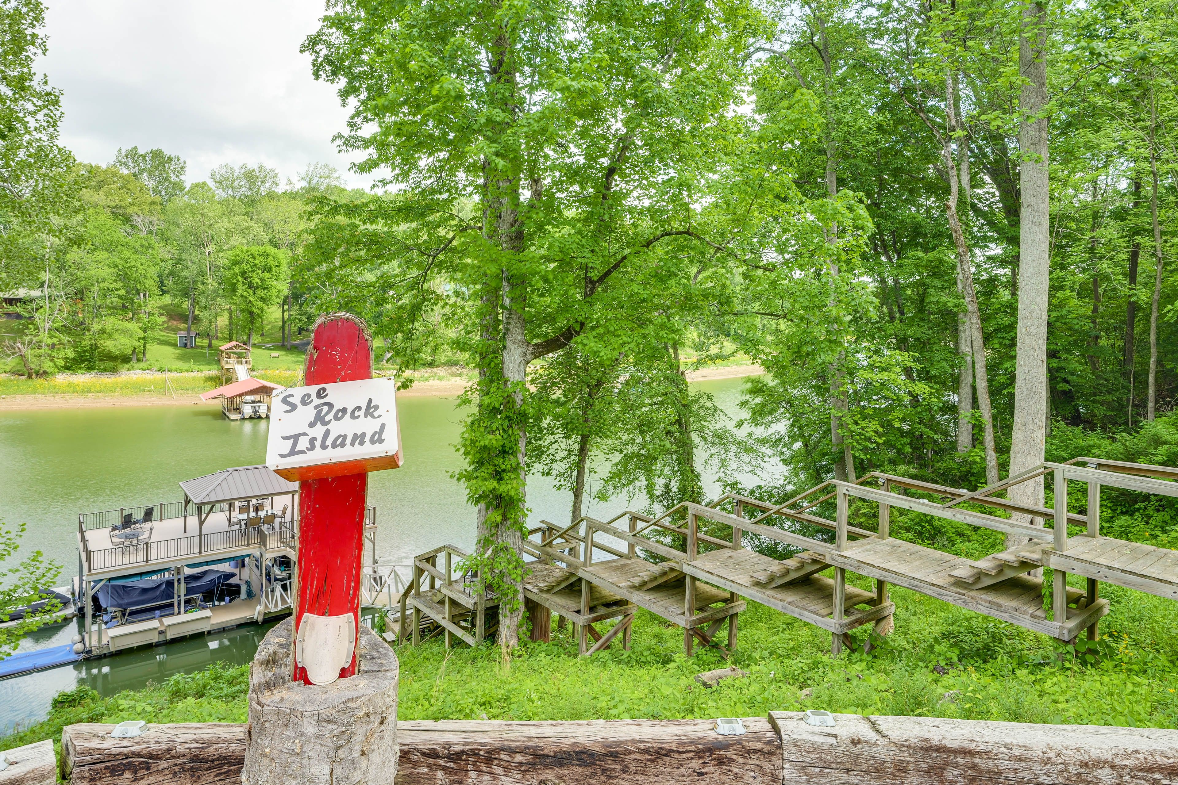 2-Story Dock | Kayaks & SUP | Life Vests
