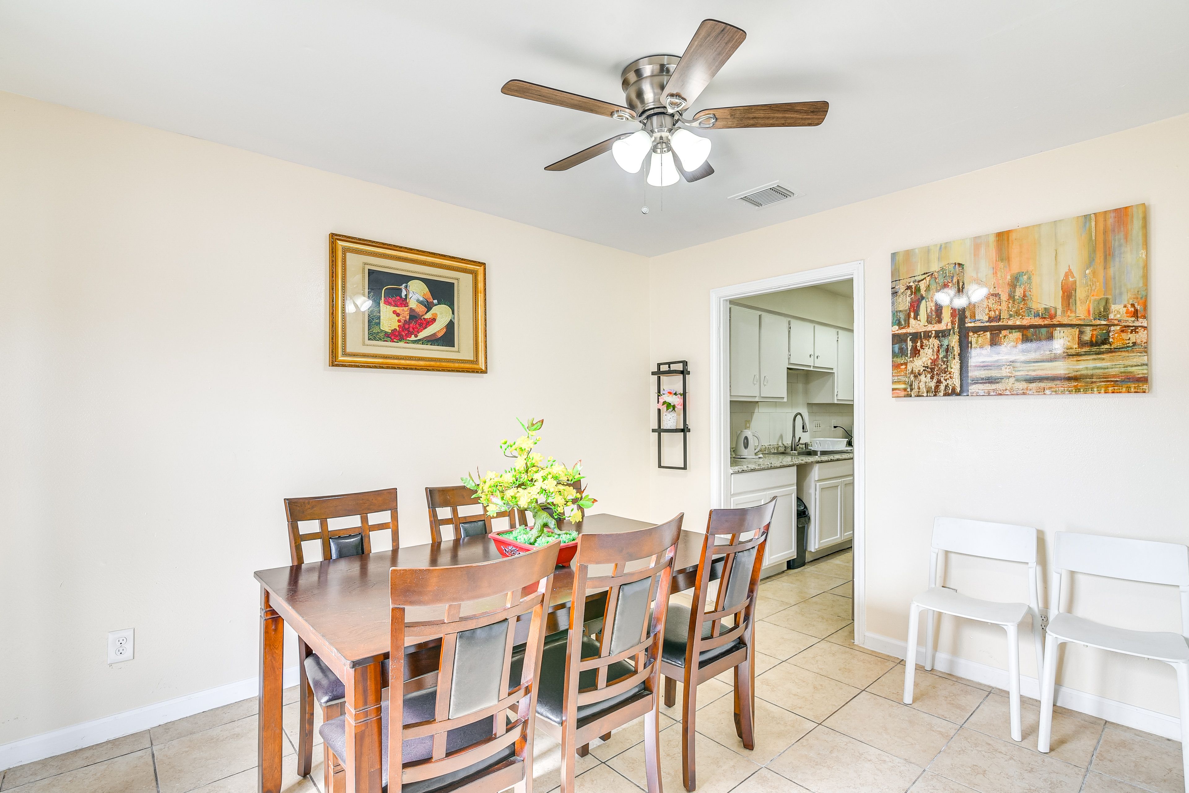 Dining Area | Dishware & Flatware | Single-Story Home