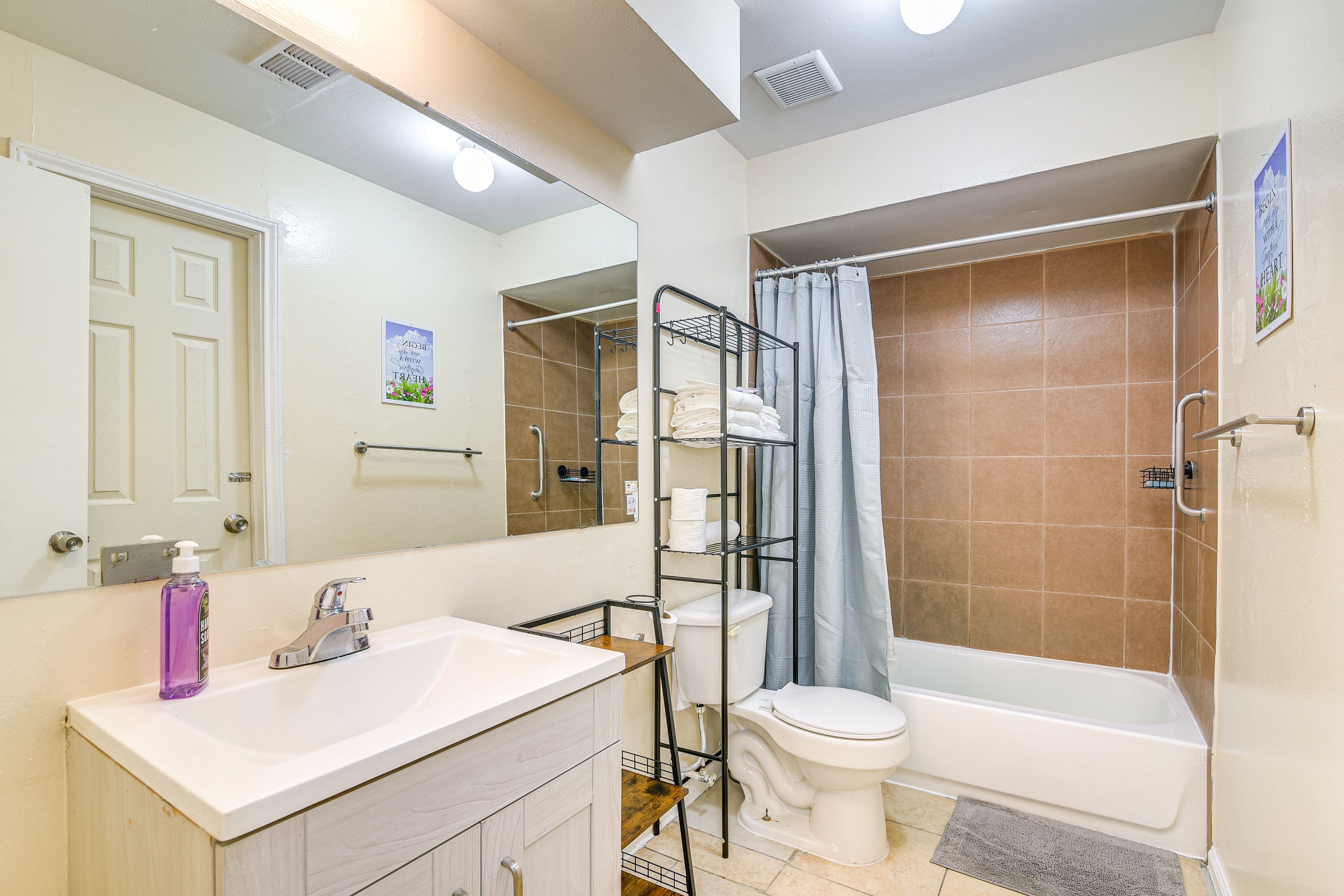 Full Bathroom | Complimentary Toiletries | Hair Dryer