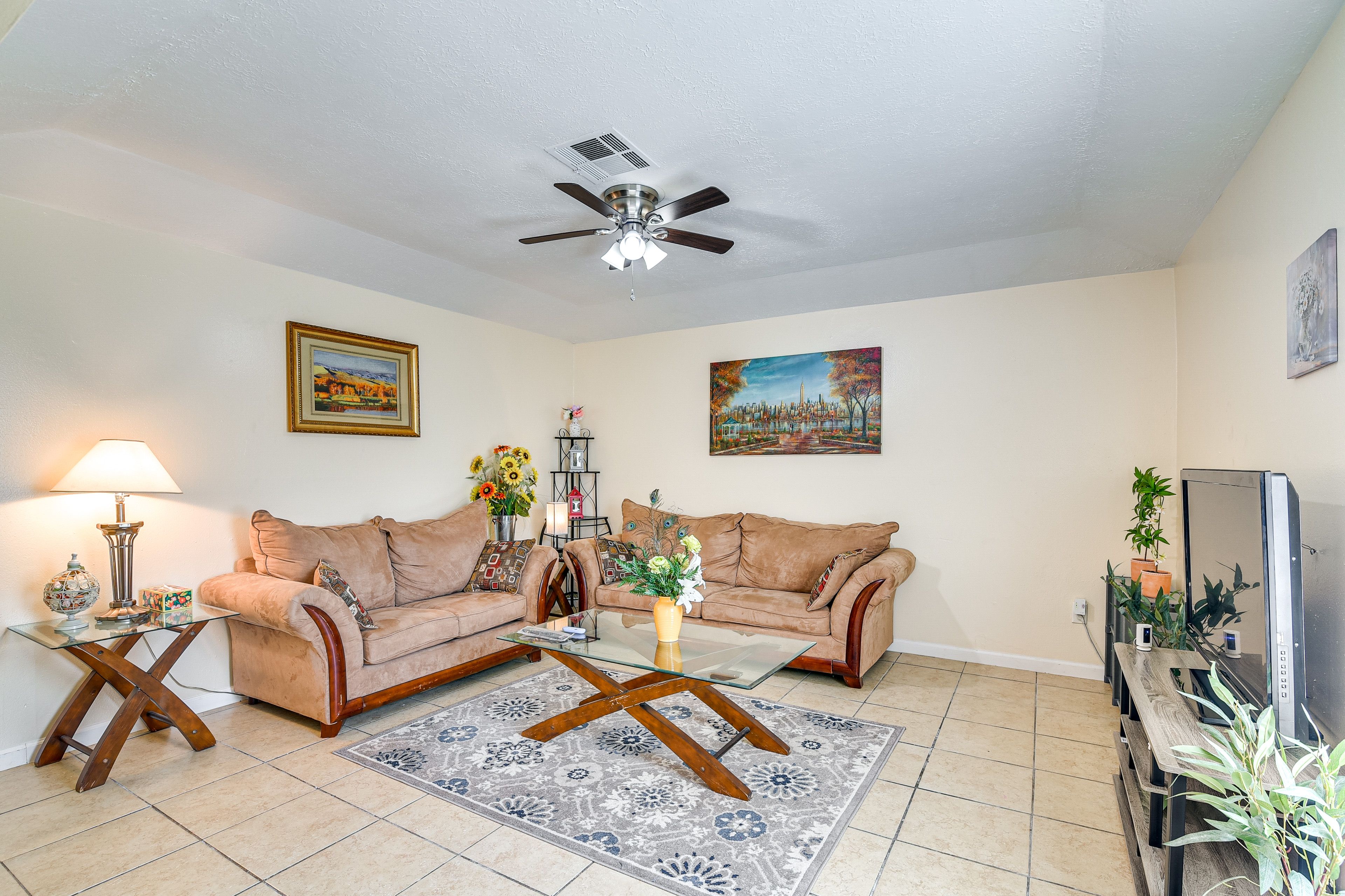 Living Room | Central A/C & Heating | Free WiFi