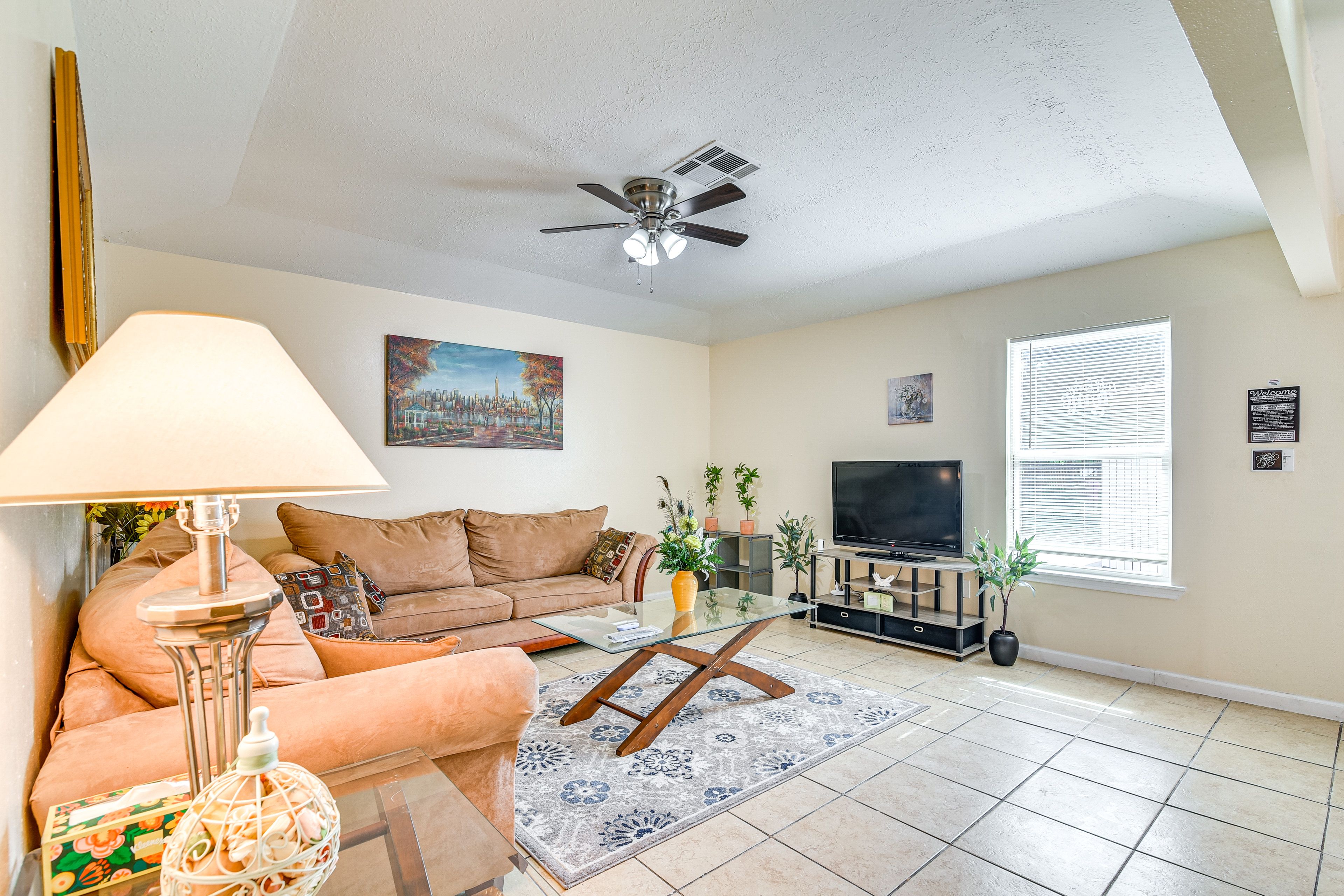 Houston Vacation Rental | 3BR | 2BA | 1 Step to Enter | 1,500 Sq Ft