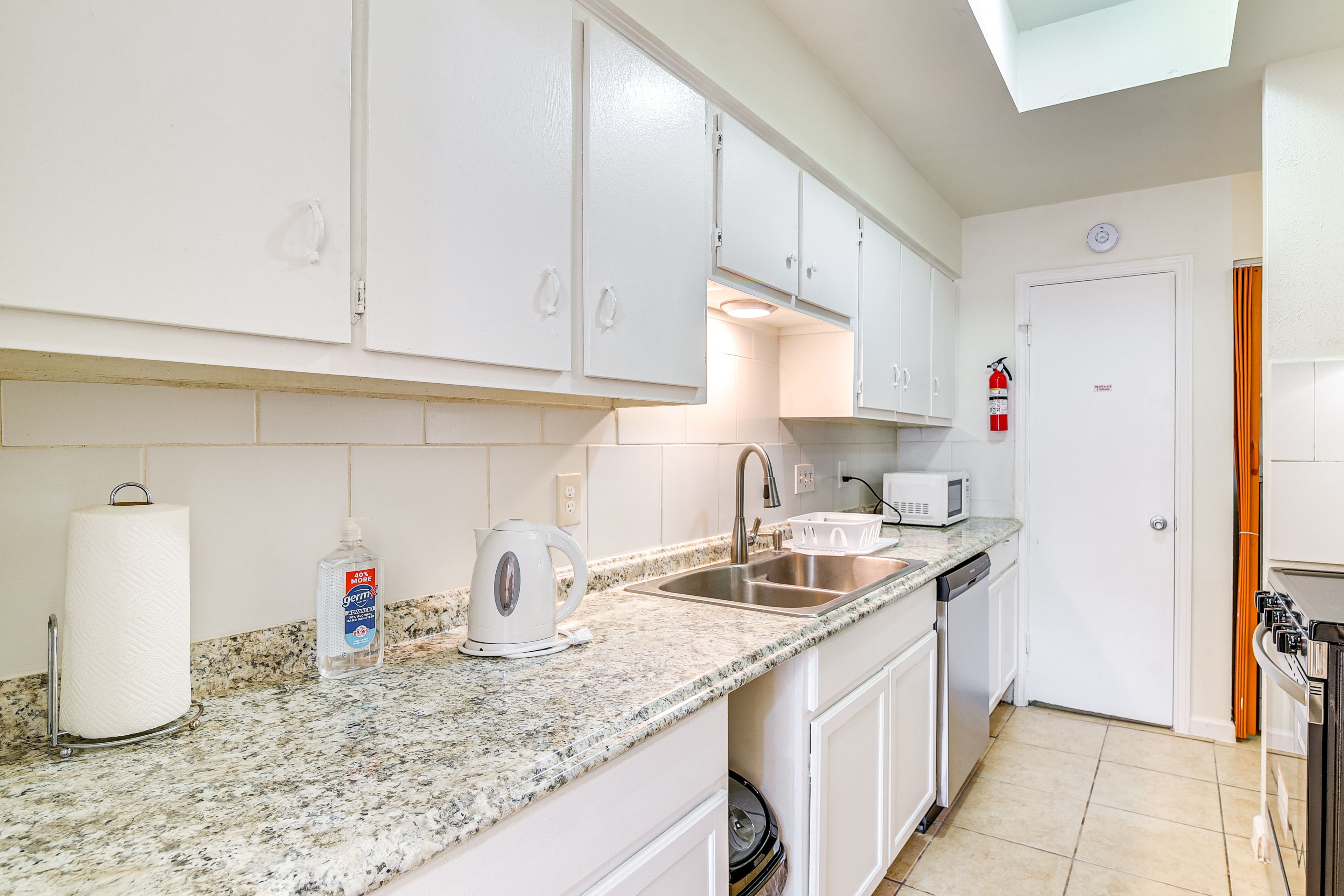 Kitchen | Kettle | Instant Coffee Provided | Cooking Basics