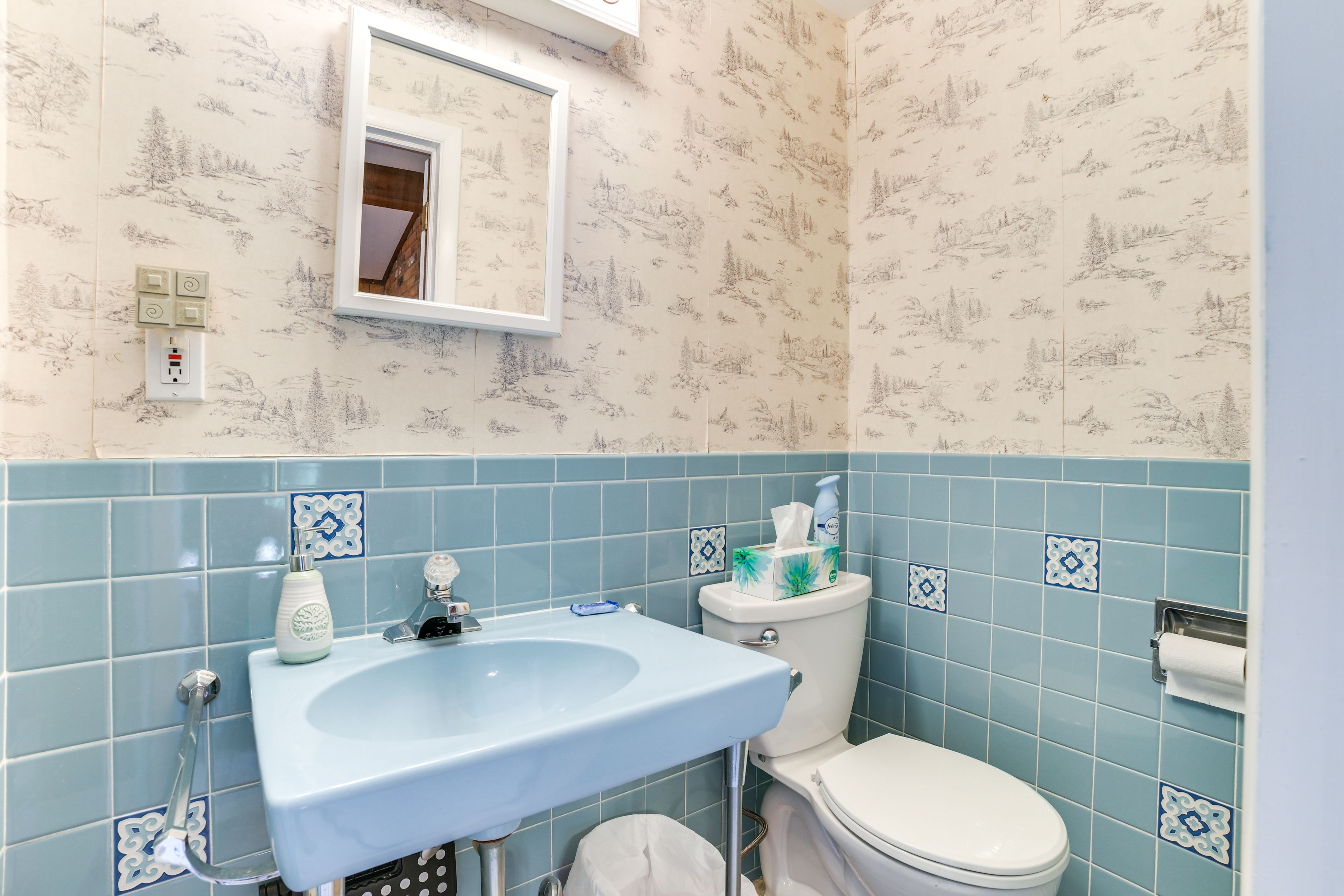Full Bathroom | 2nd Floor | Towels Provided | Hair Dryer