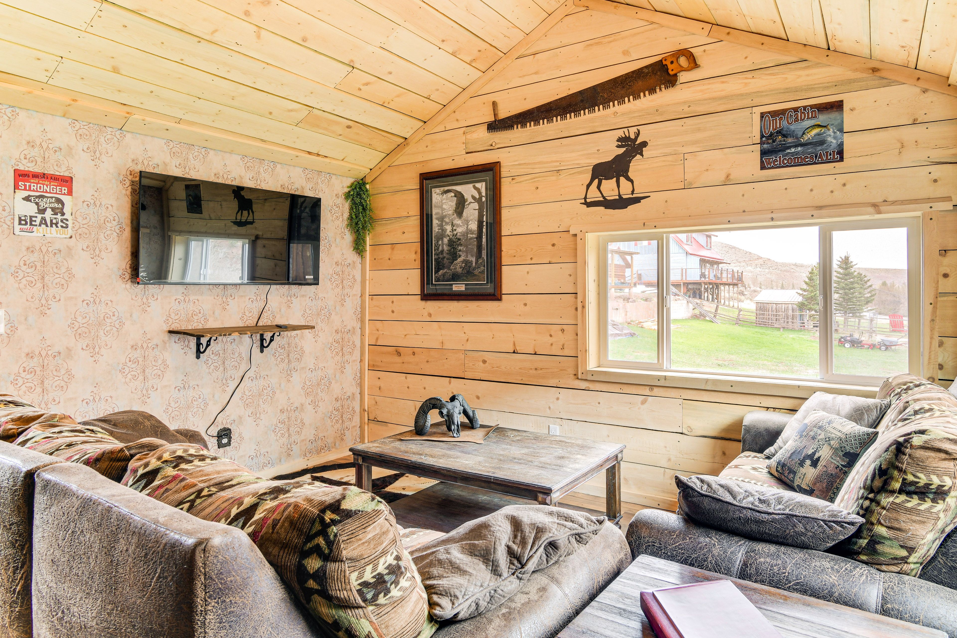 Living Room | Free WiFi | Smart TV | Single-Story Cabin