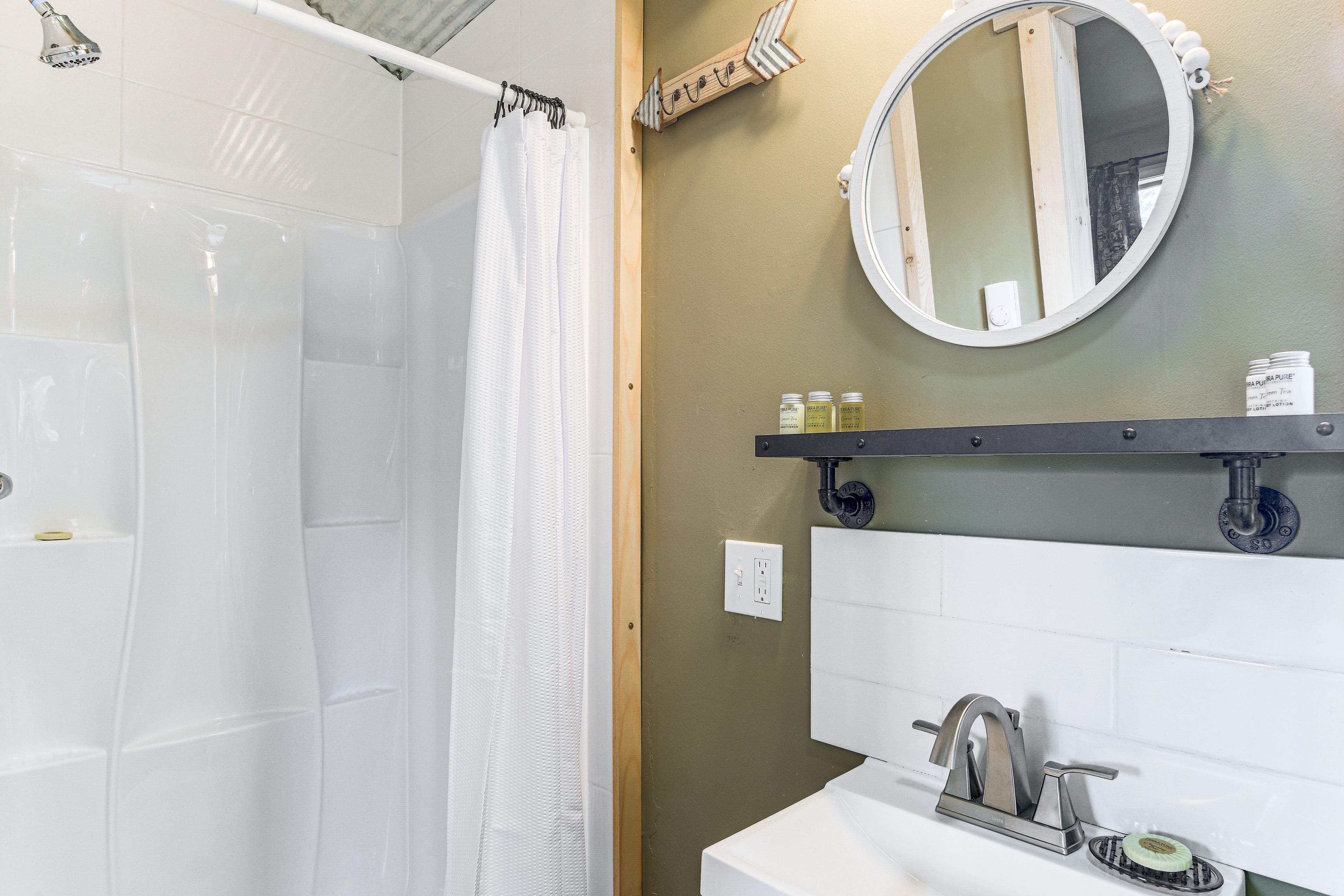 Full Bathroom | Towels Provided