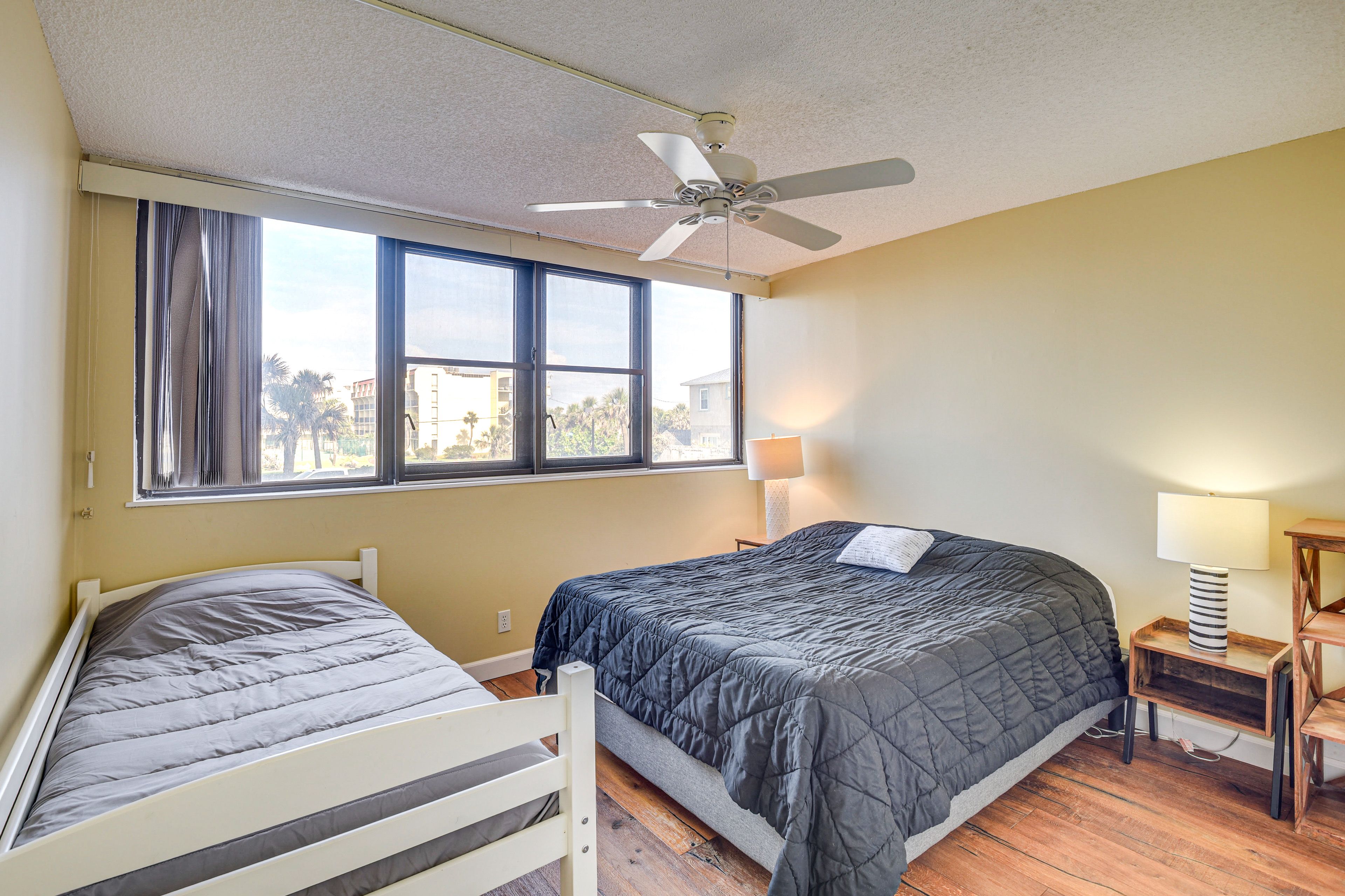 Bedroom 2 | Queen Bed | Twin Bed
