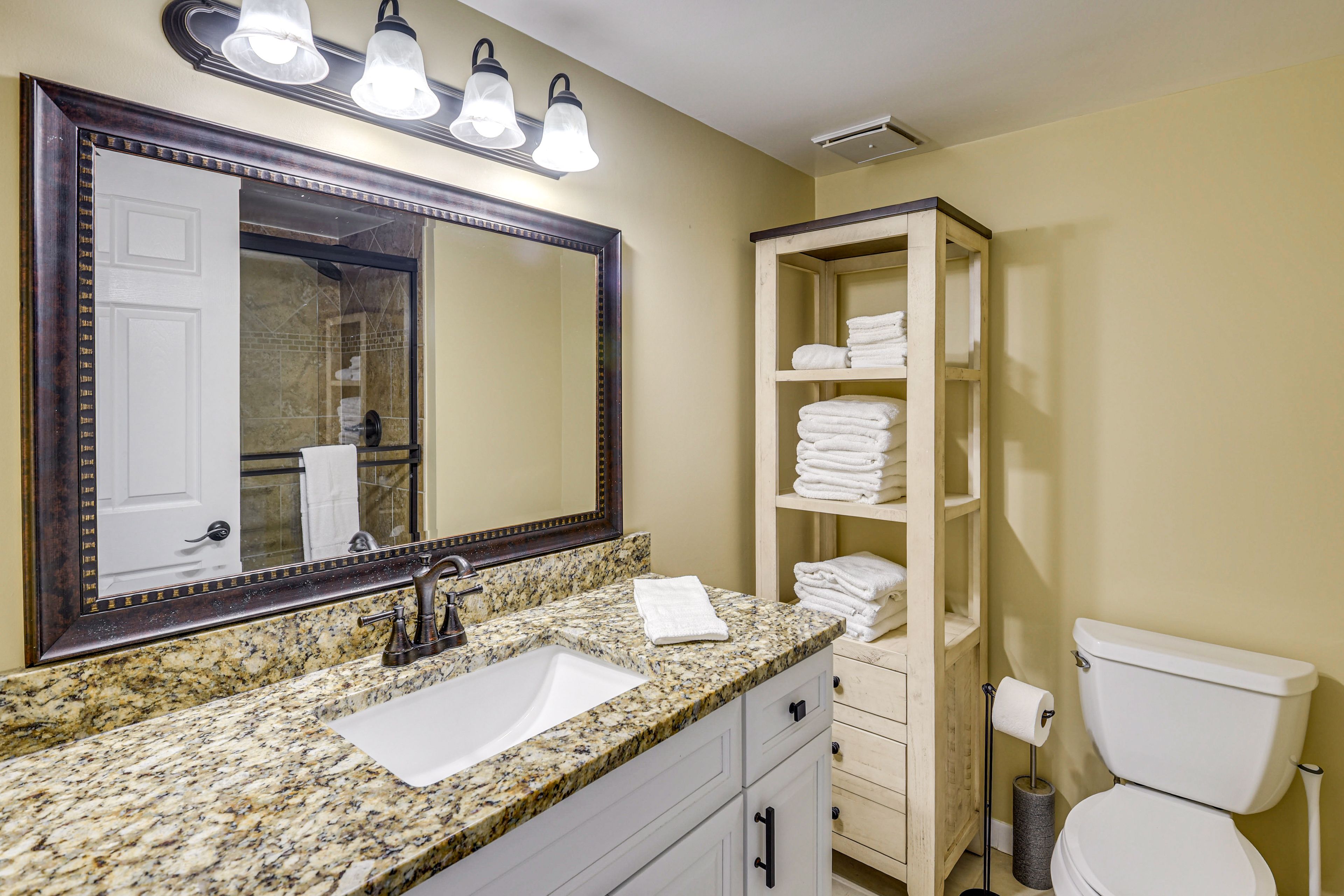 Full Bathroom | Complimentary Toiletries