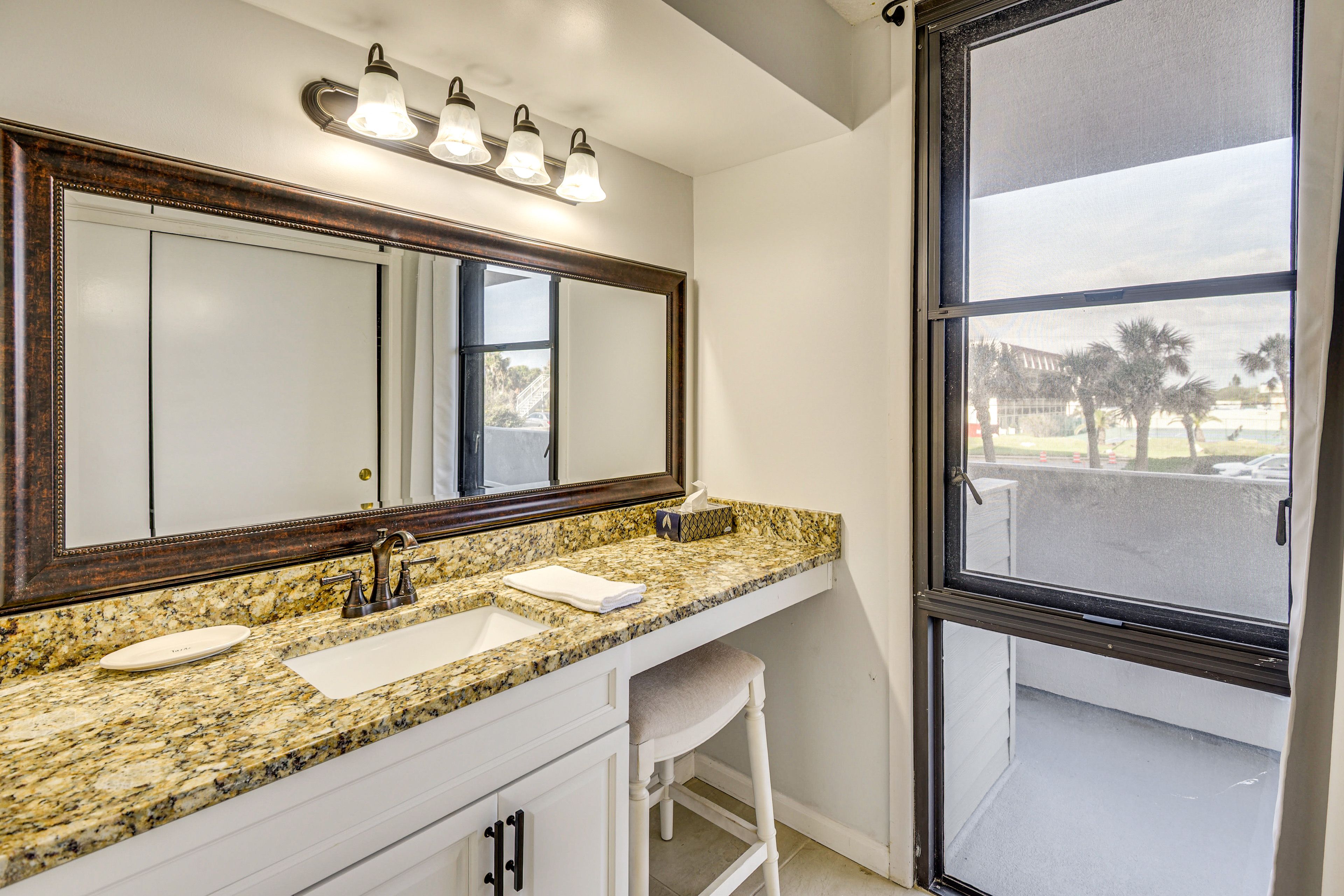 Full Bathroom | Towels Provided