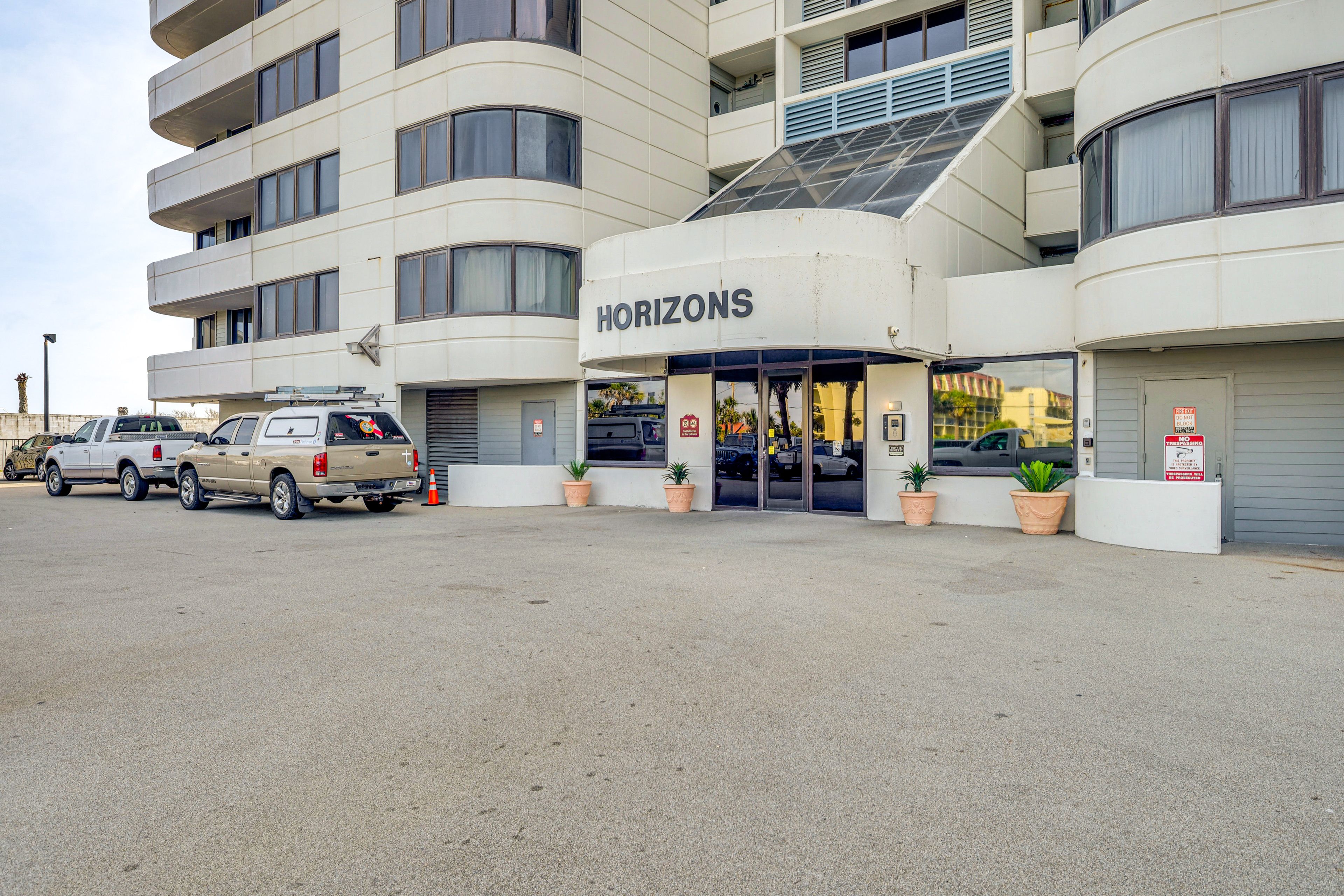 Parking | Community Garage (1 Vehicle) | Community Lot (1 Vehicle)