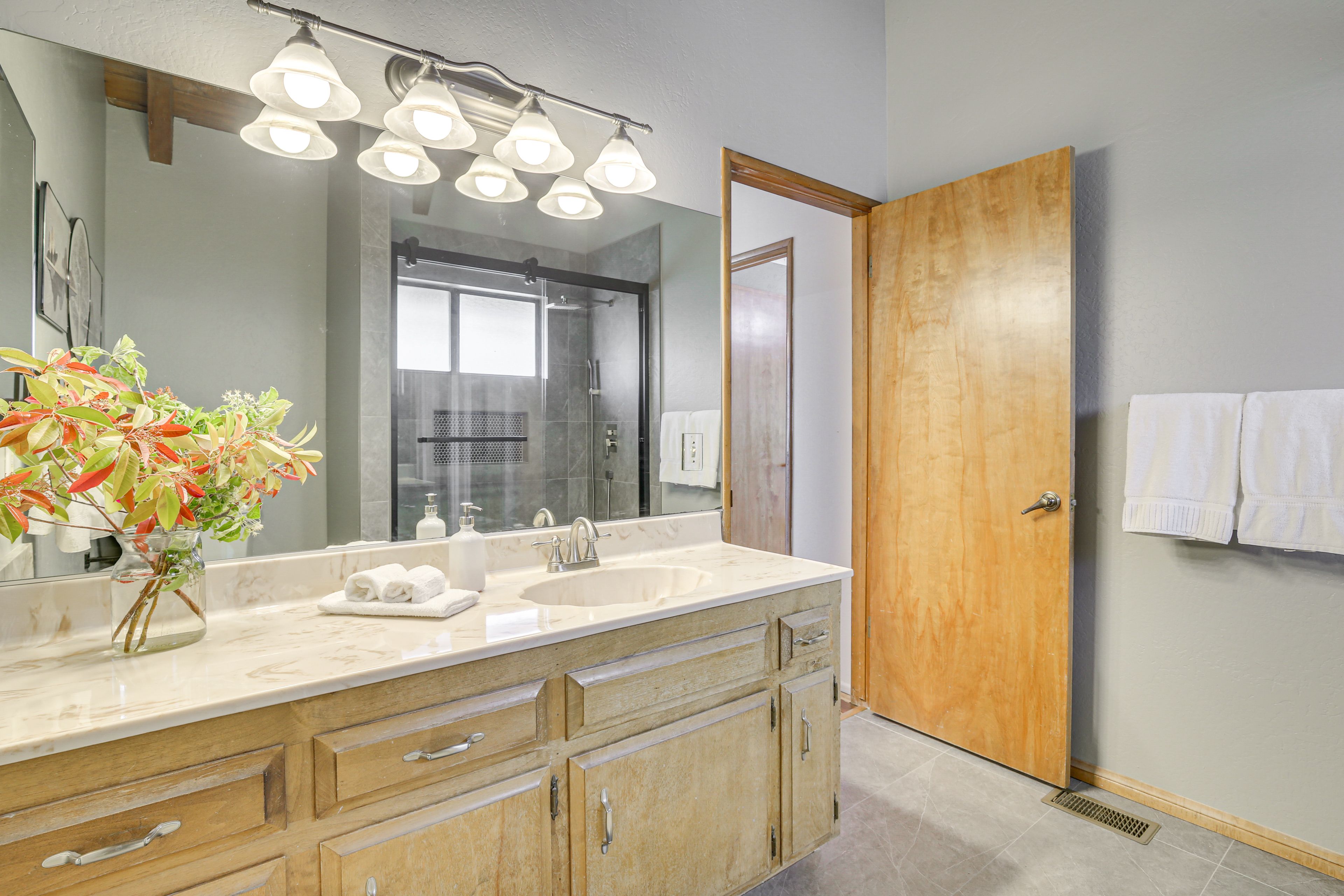 Full Bathroom | 1st Floor | Towels Provided