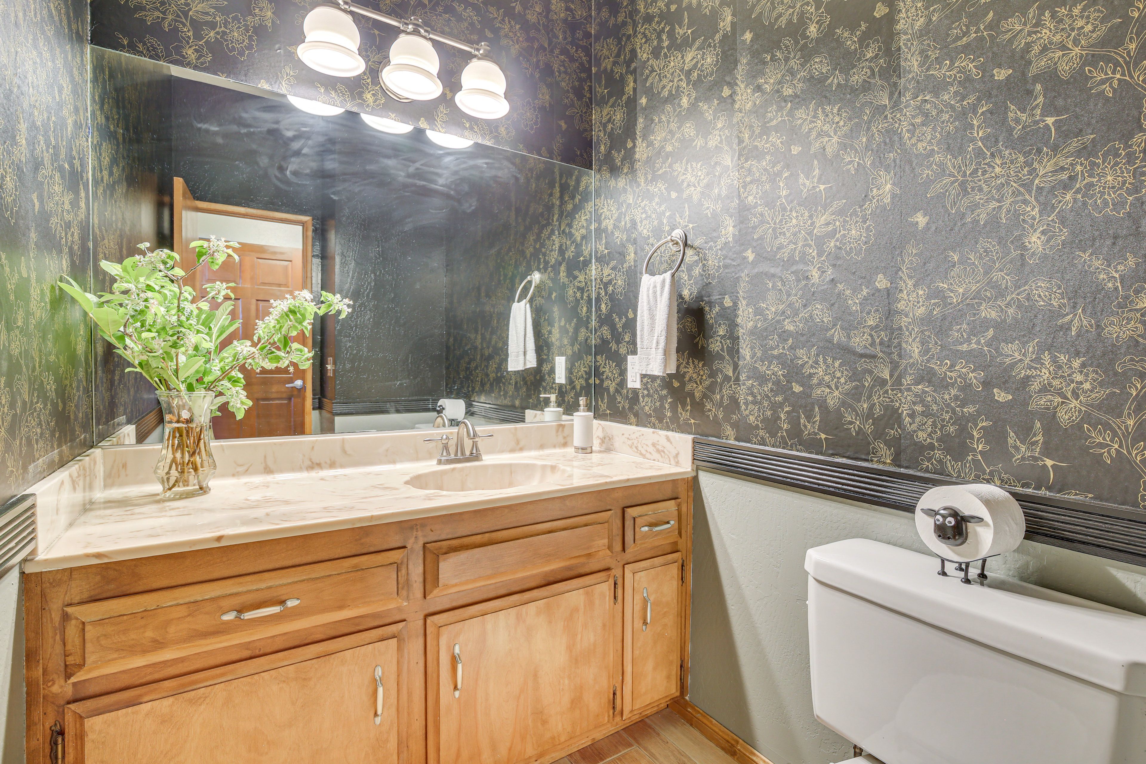 Half Bathroom | 1st Floor | Towels Provided