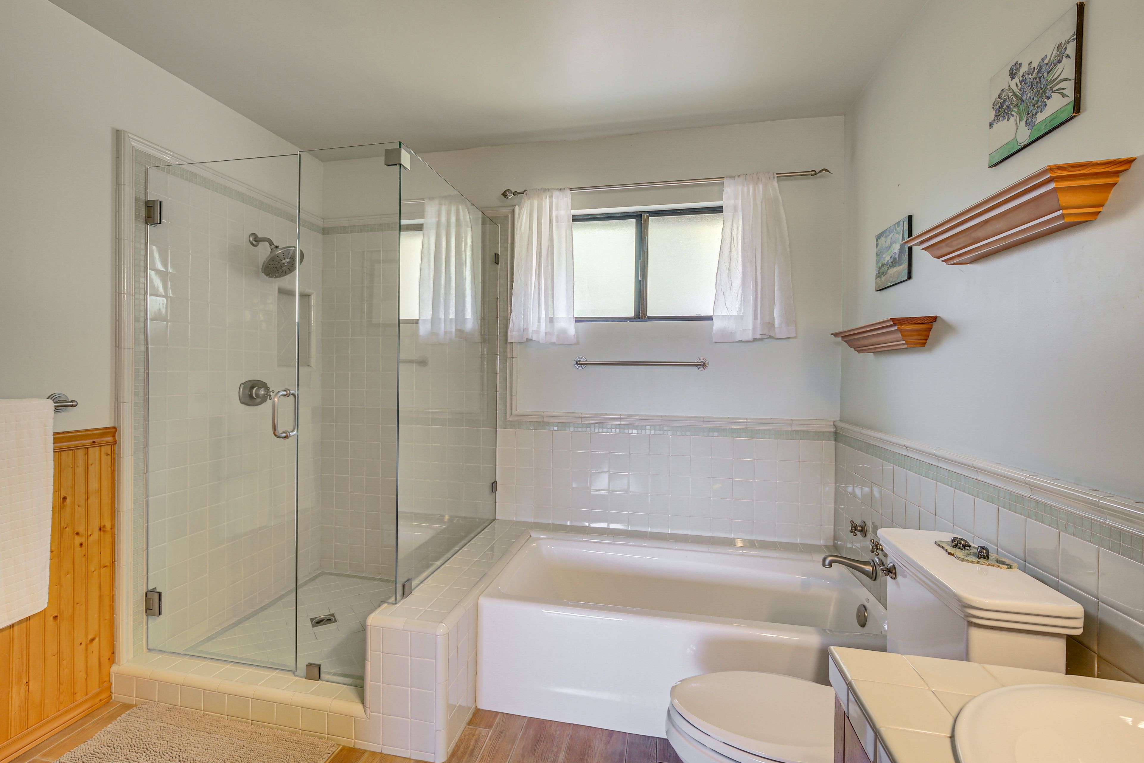 Full Bathroom | 2nd Floor | Towels Provided