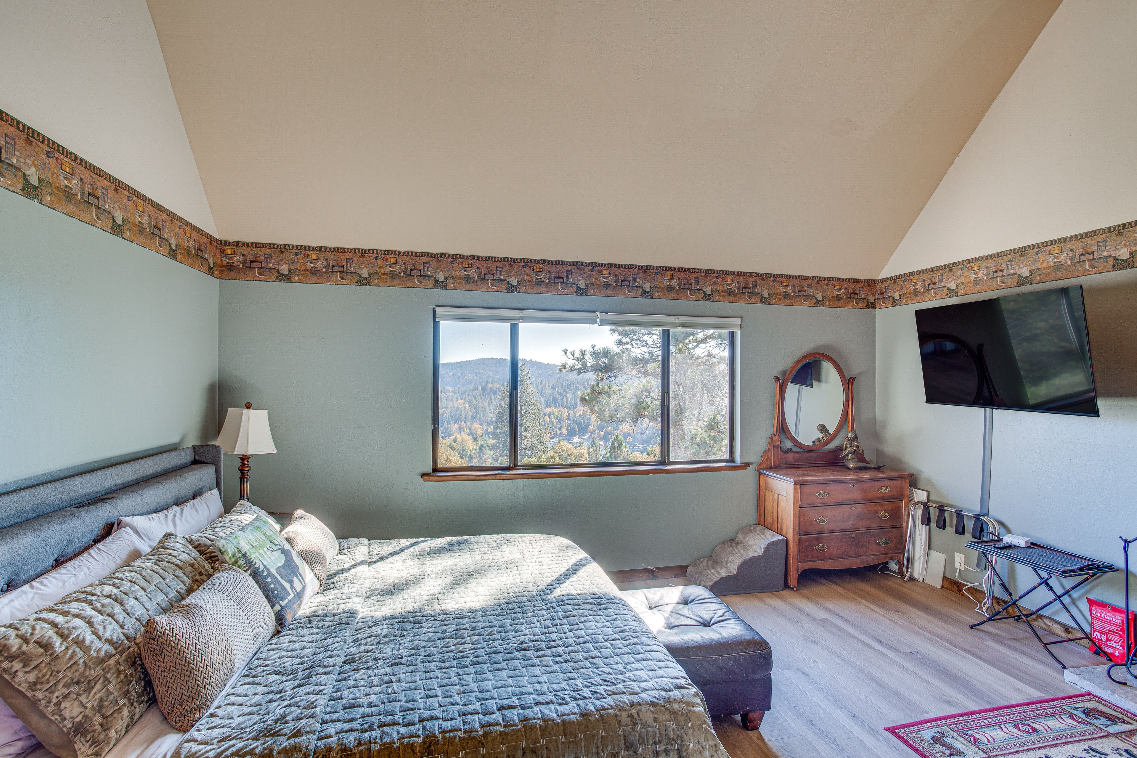 Bedroom 2 | 2nd Floor | King Bed | Twin Daybed | Linens Provided