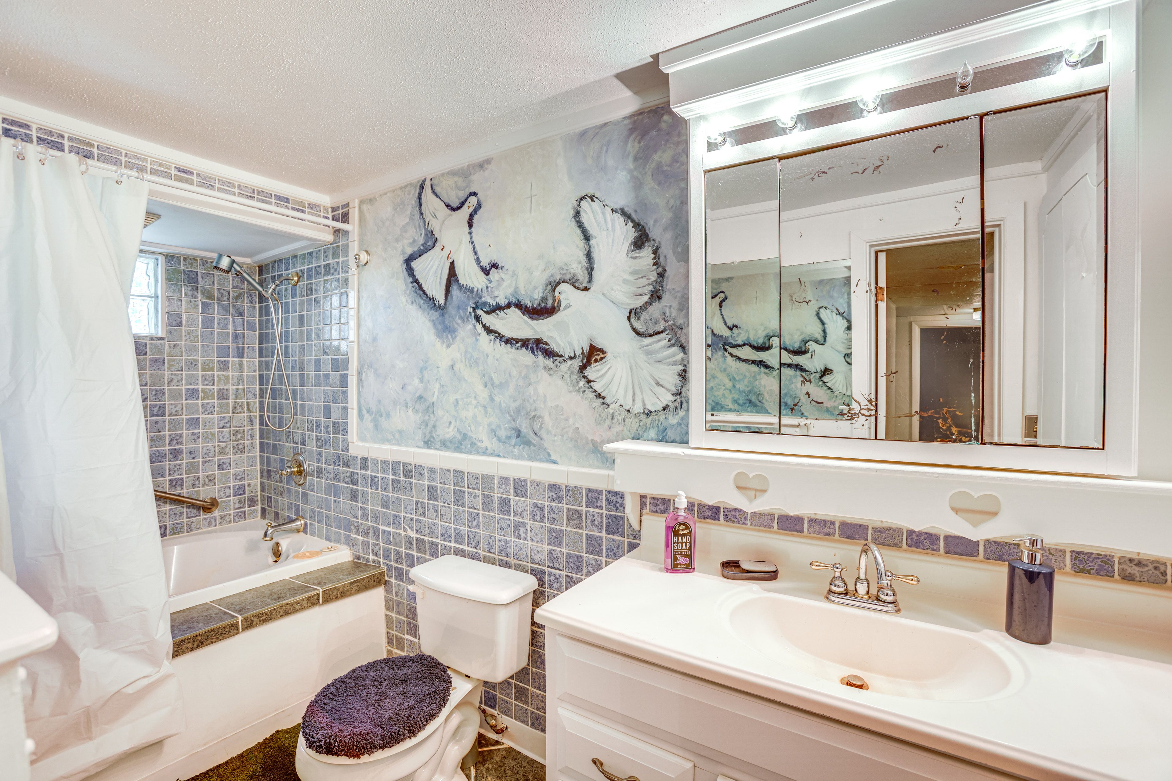 Full Bathroom | Towels Provided | 1st Floor