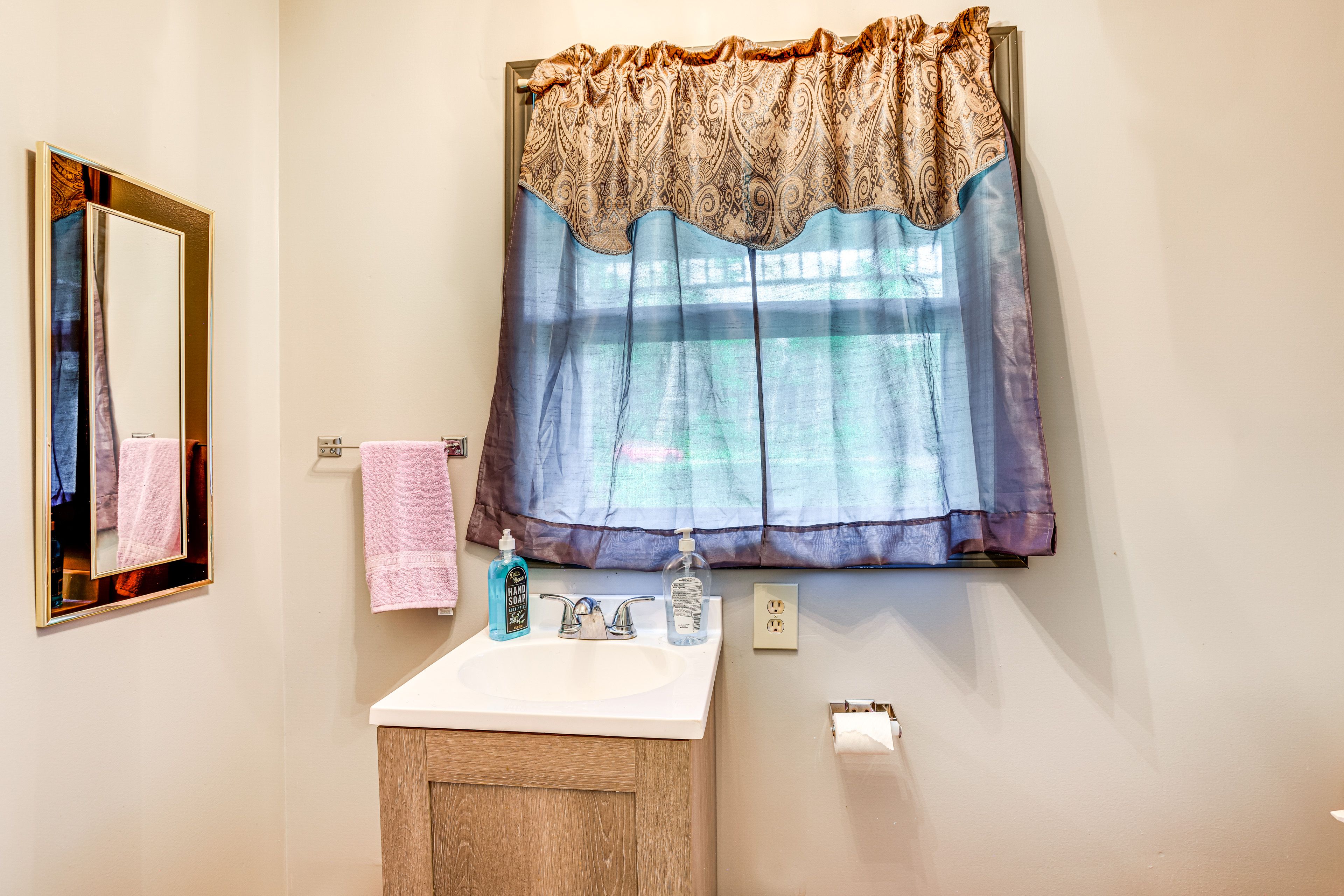 Half Bathroom | 1st Floor