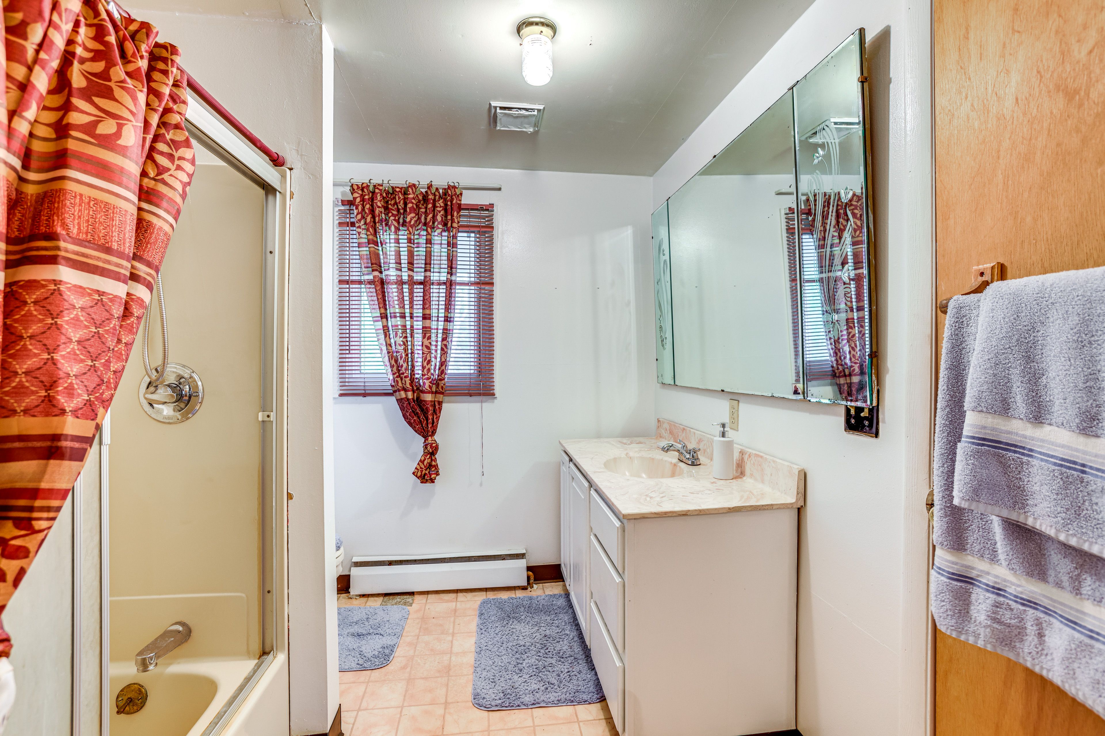 Full Bathroom | 2nd Floor