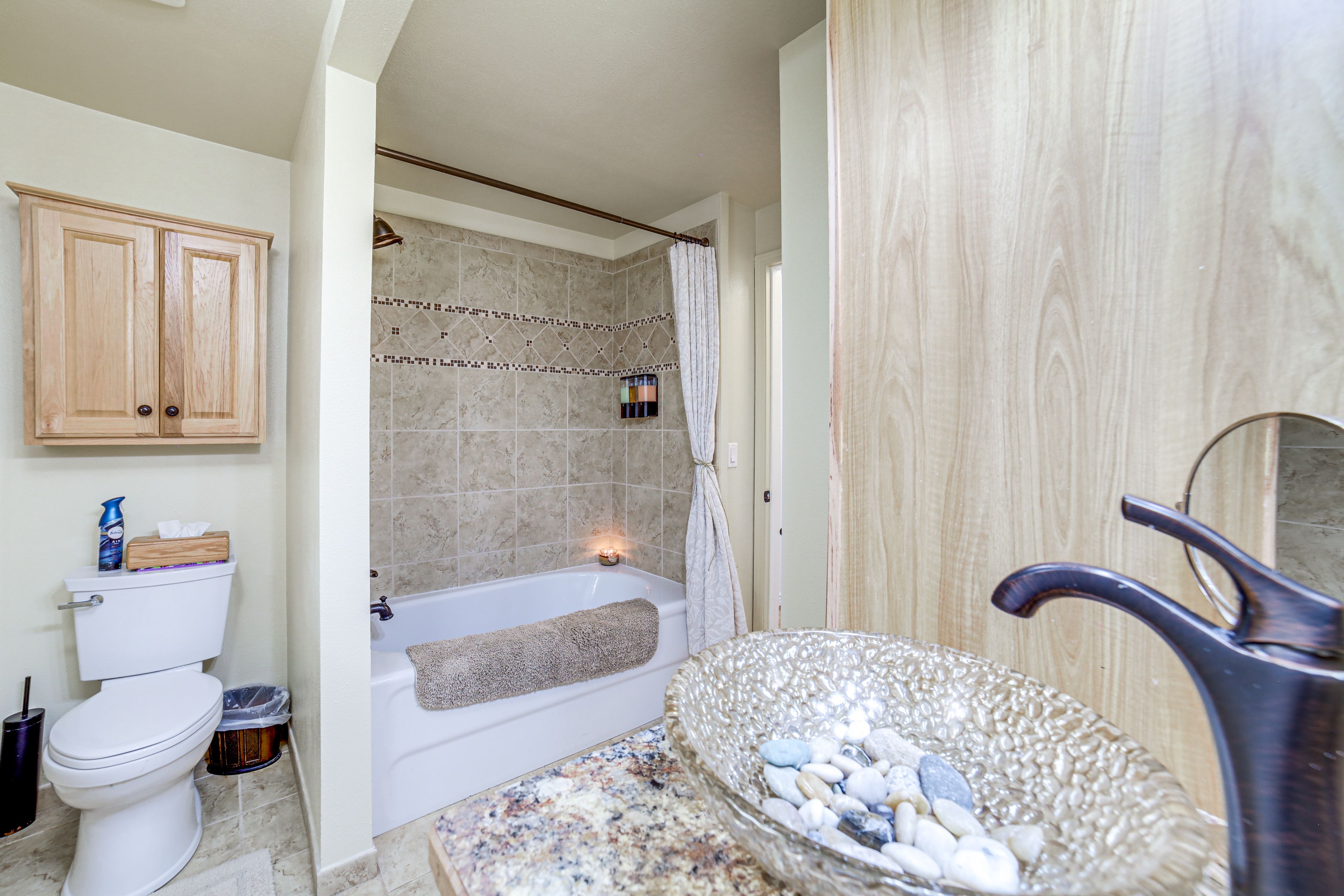 Full Bathroom | Towels Provided | Complimentary Toiletries