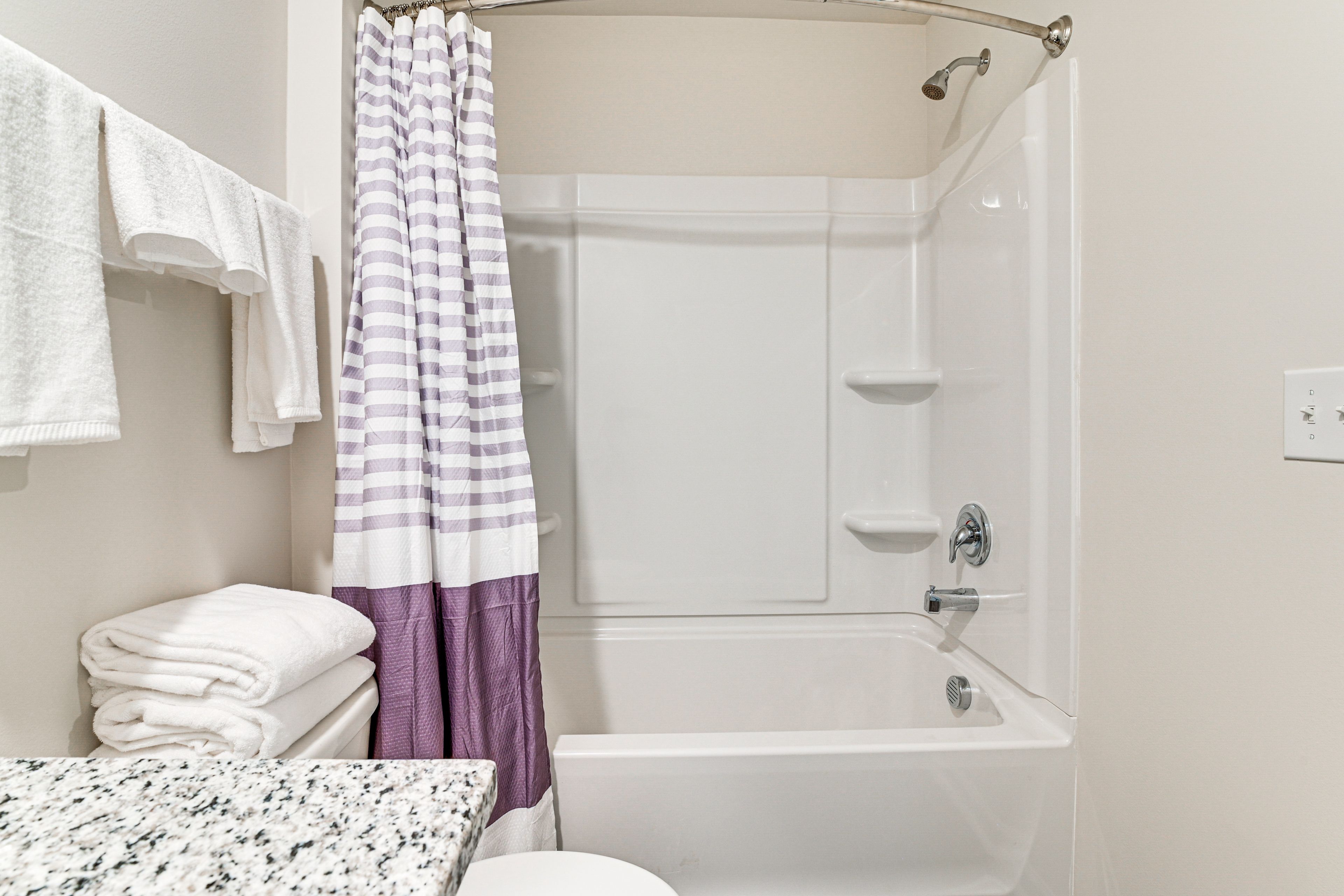 Full Bathroom | 2nd Floor | Complimentary Toiletries