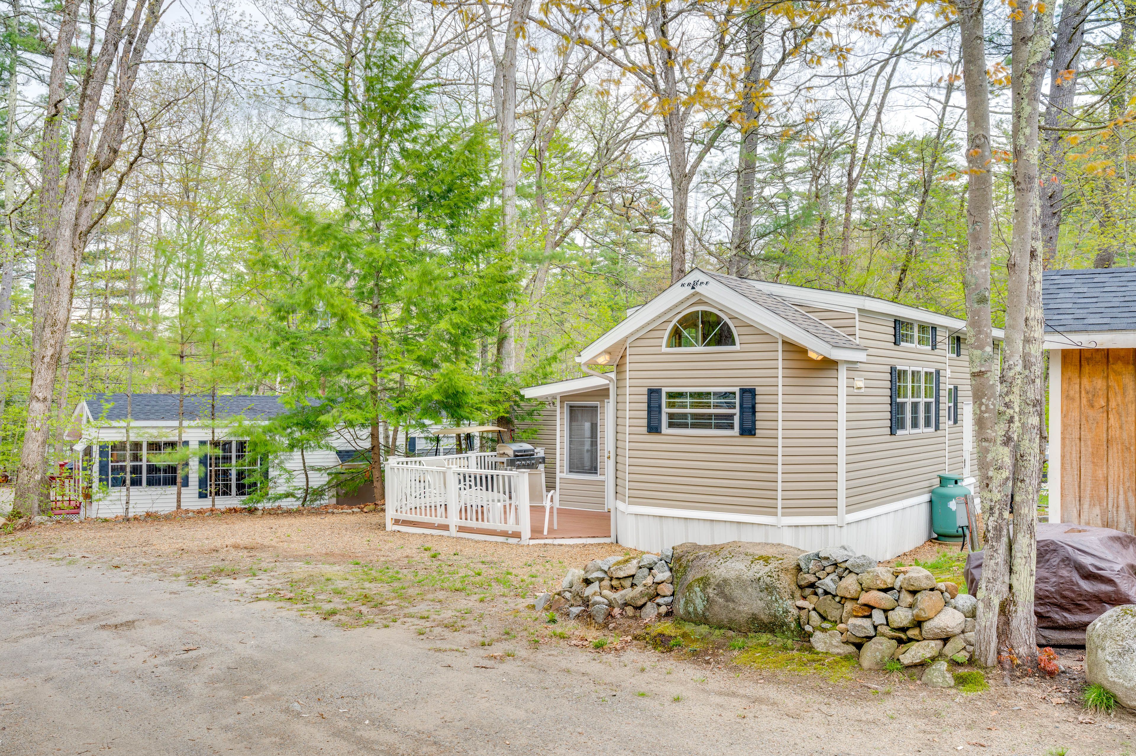 Parking | Driveway (2 Vehicles) | Community Lot (Open Parking)