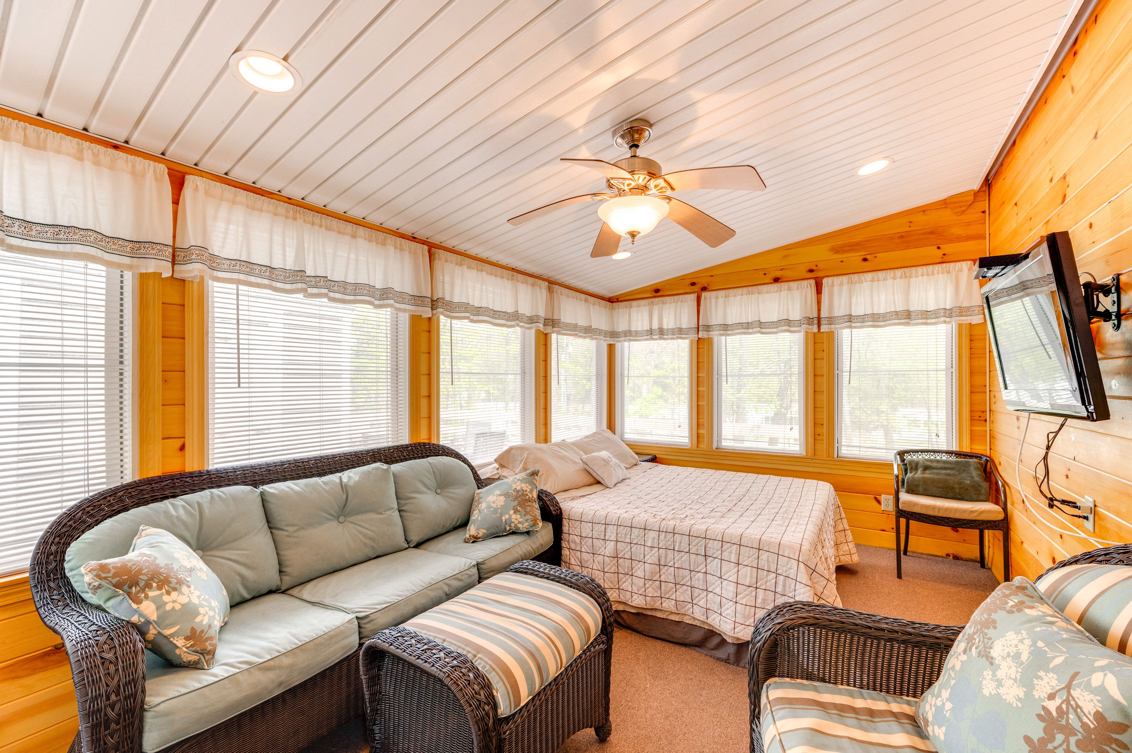 Sunroom | Queen Bed | 1st Floor