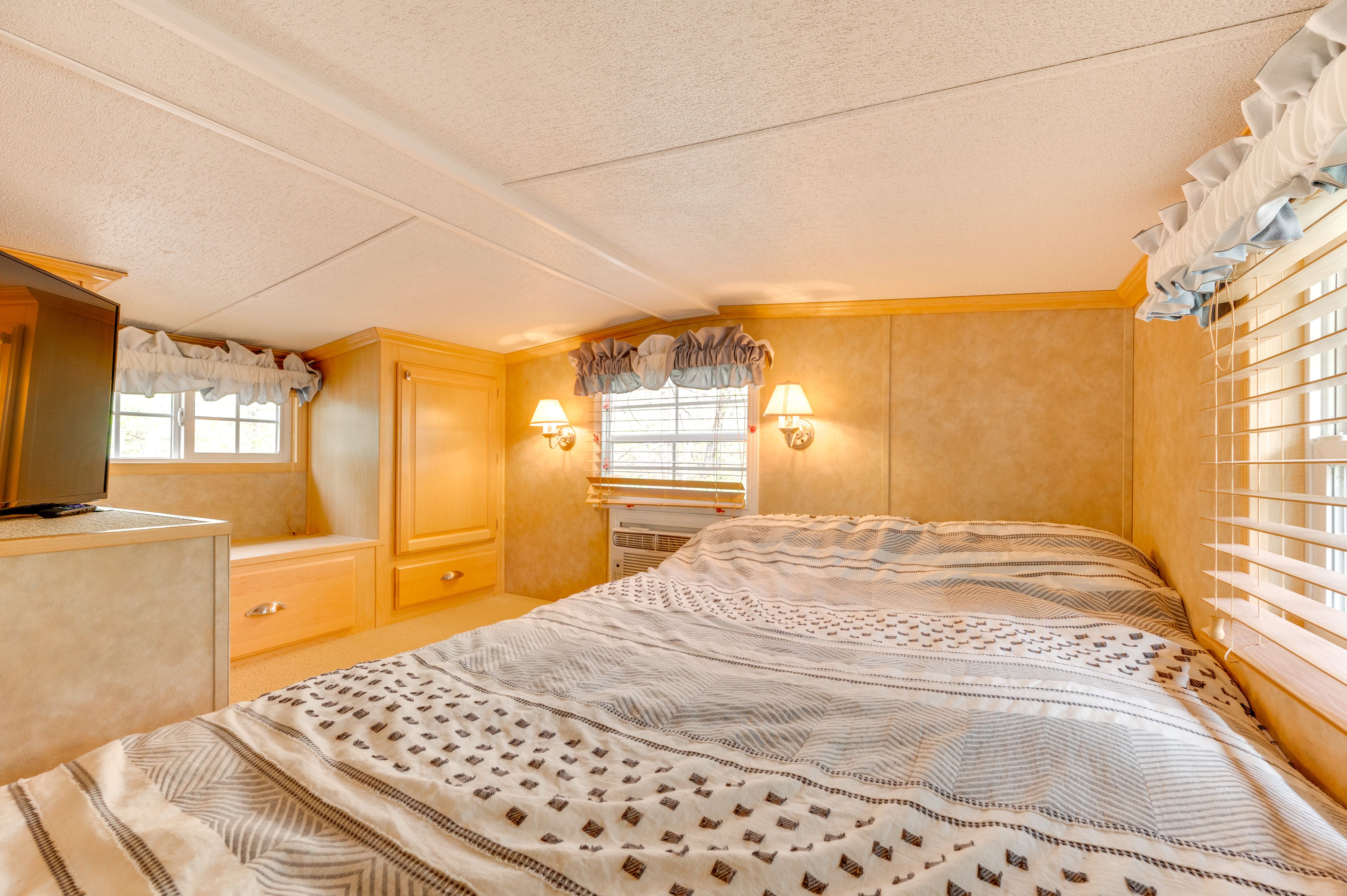 Loft | Queen Bed | 2nd Floor