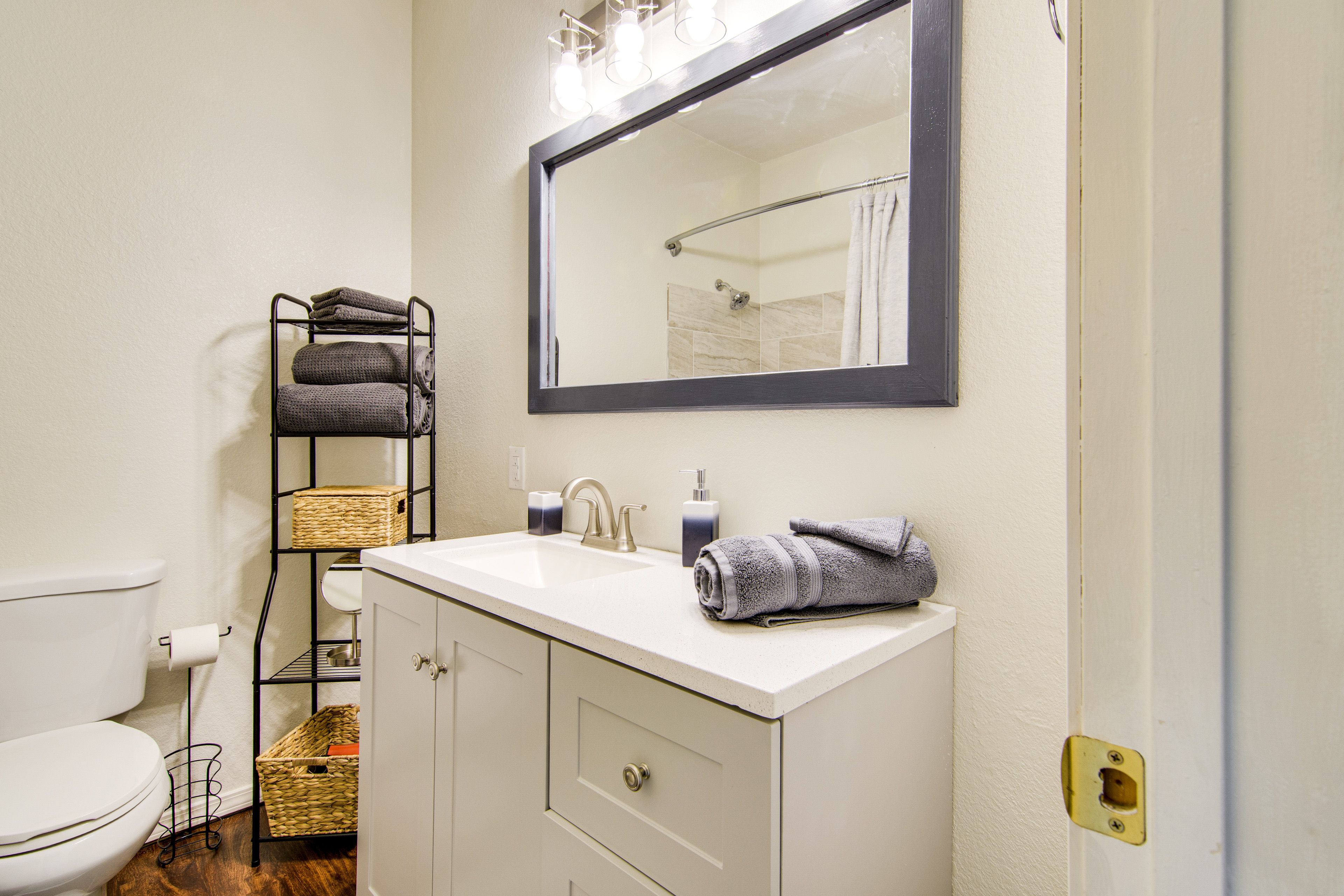 Full Bathroom | Towels Provided