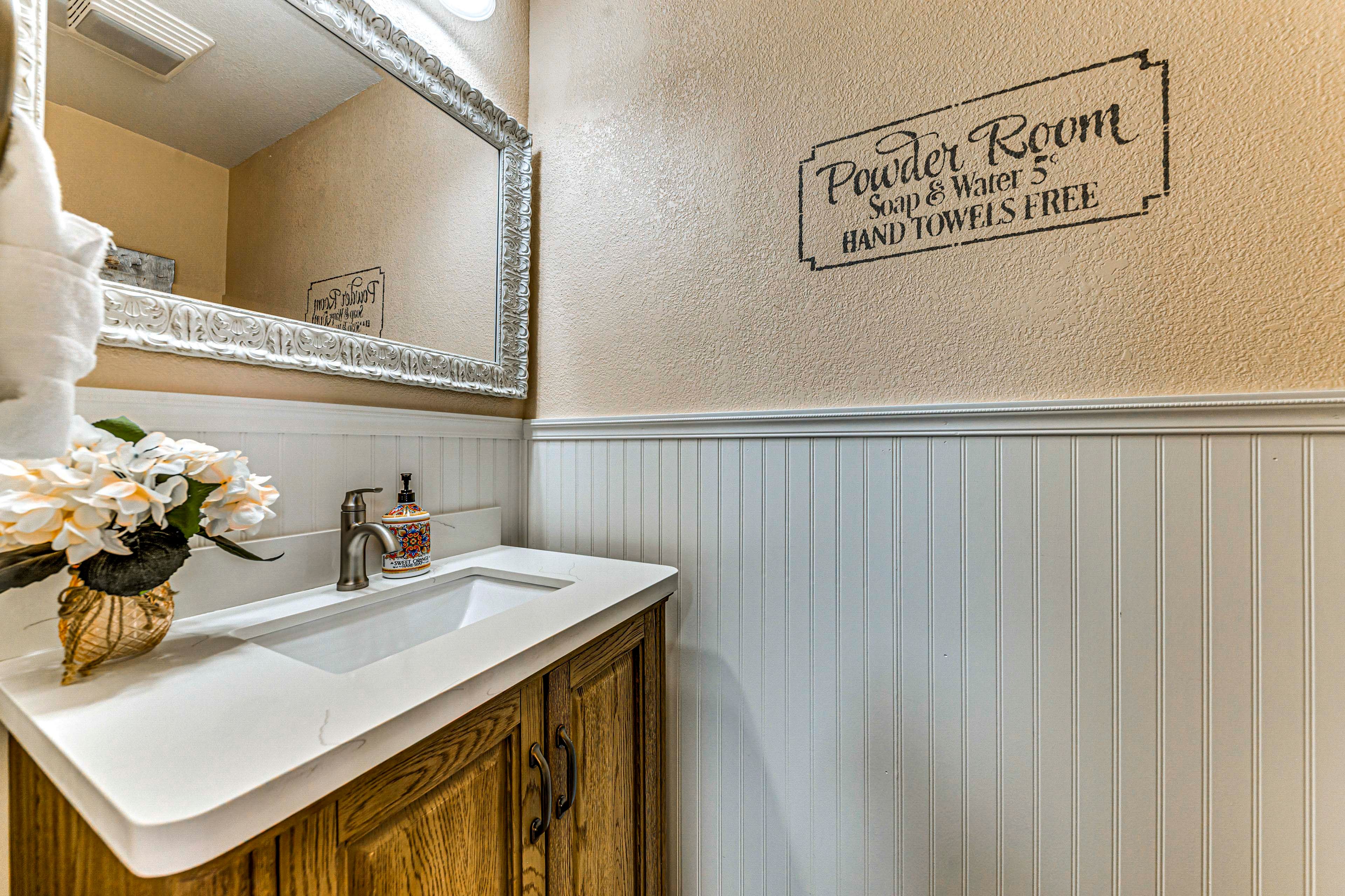 Half Bathroom | 1st Floor | Towels Provided