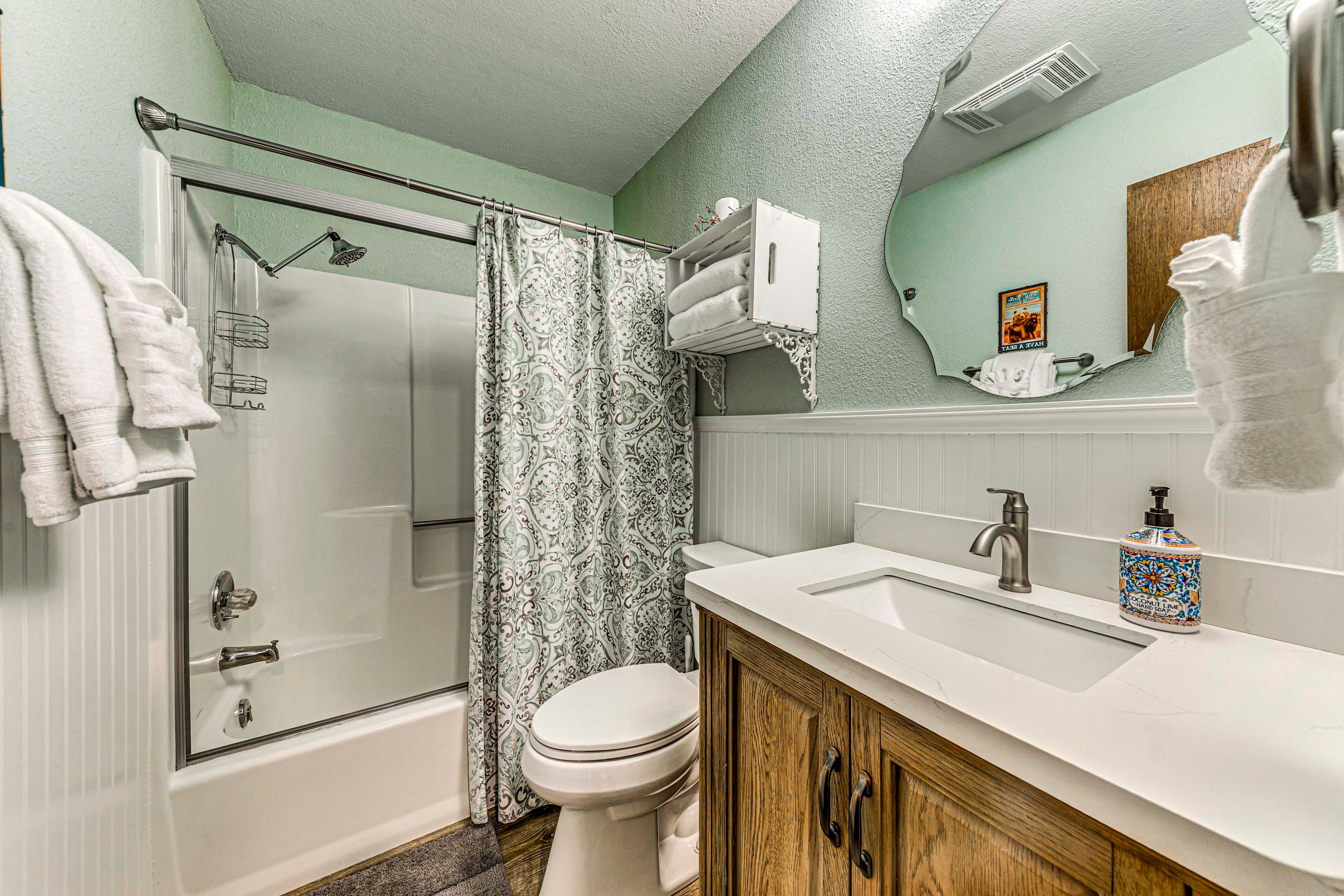 Full Bathroom | 2nd Floor | Towels Provided