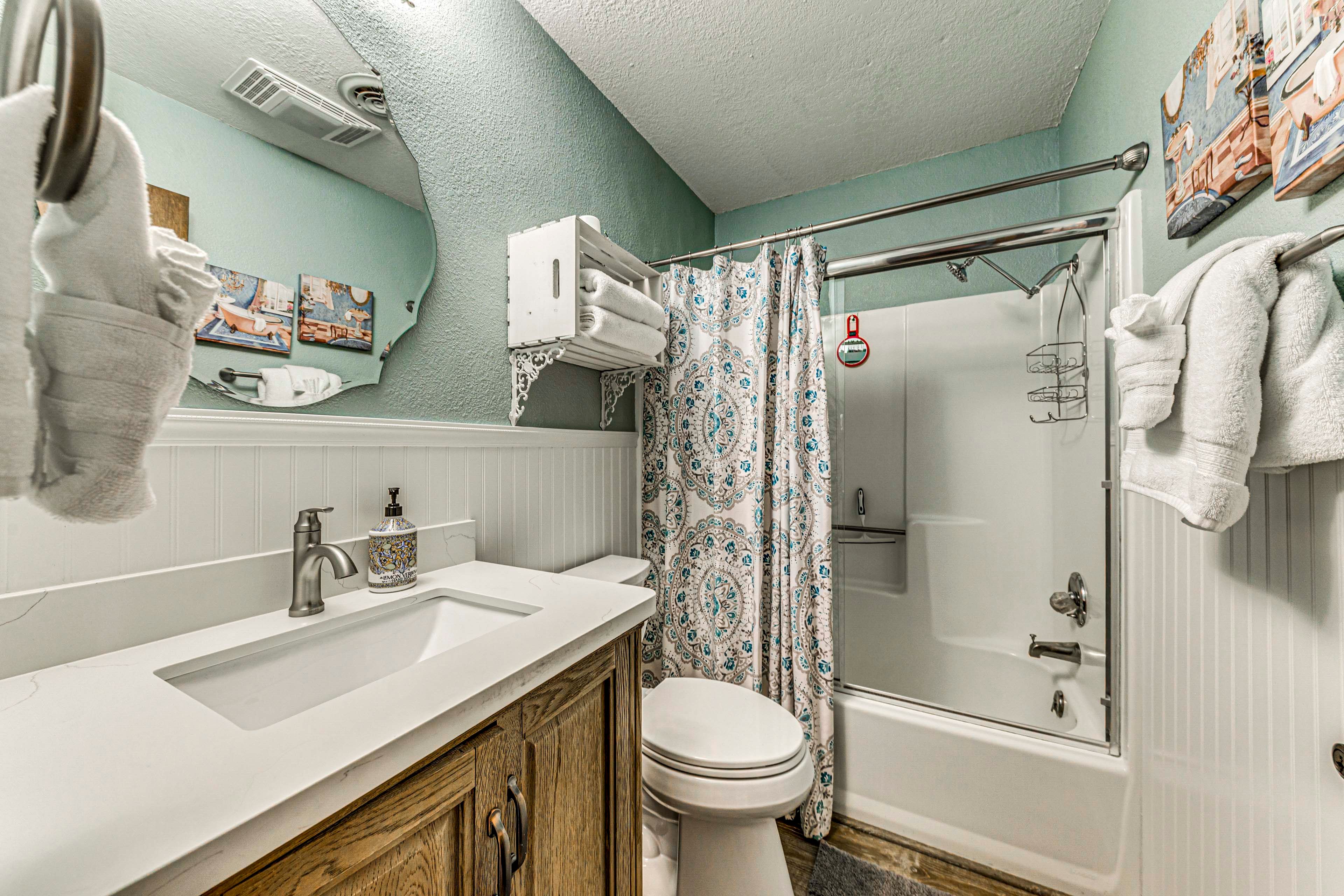 Full Bathroom | 2nd Floor | Towels Provided