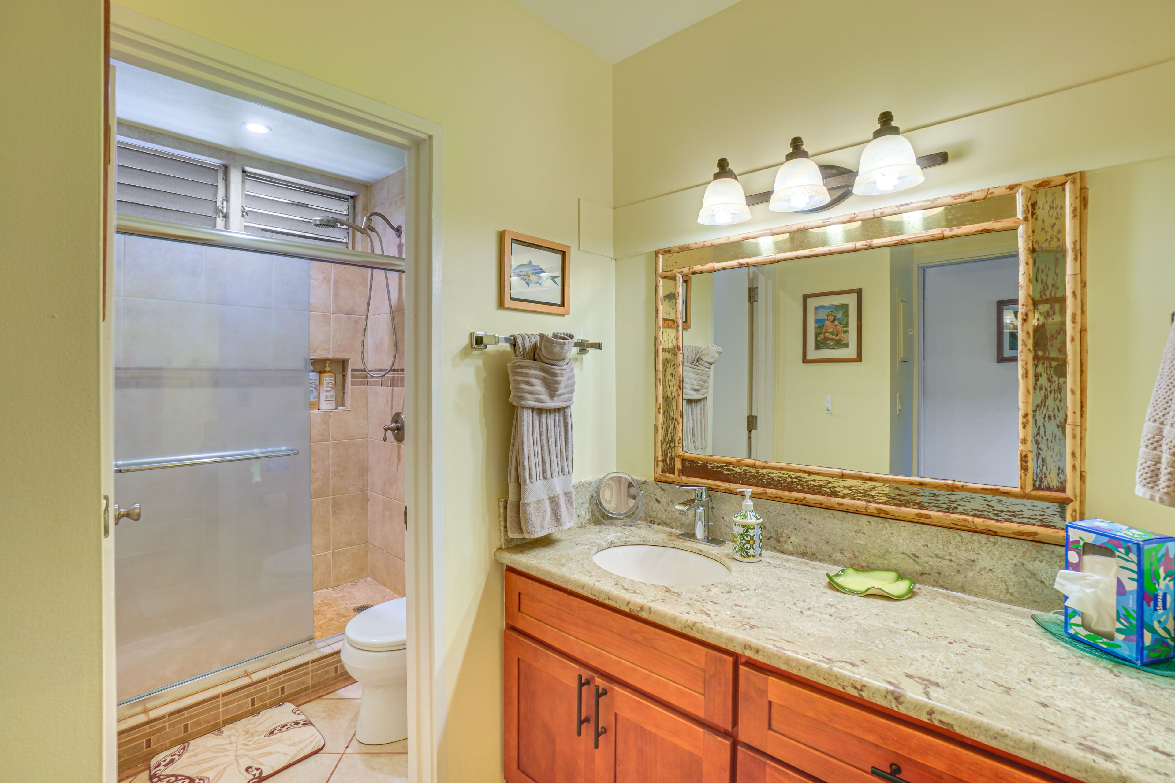 Full Bathroom | Towels Provided