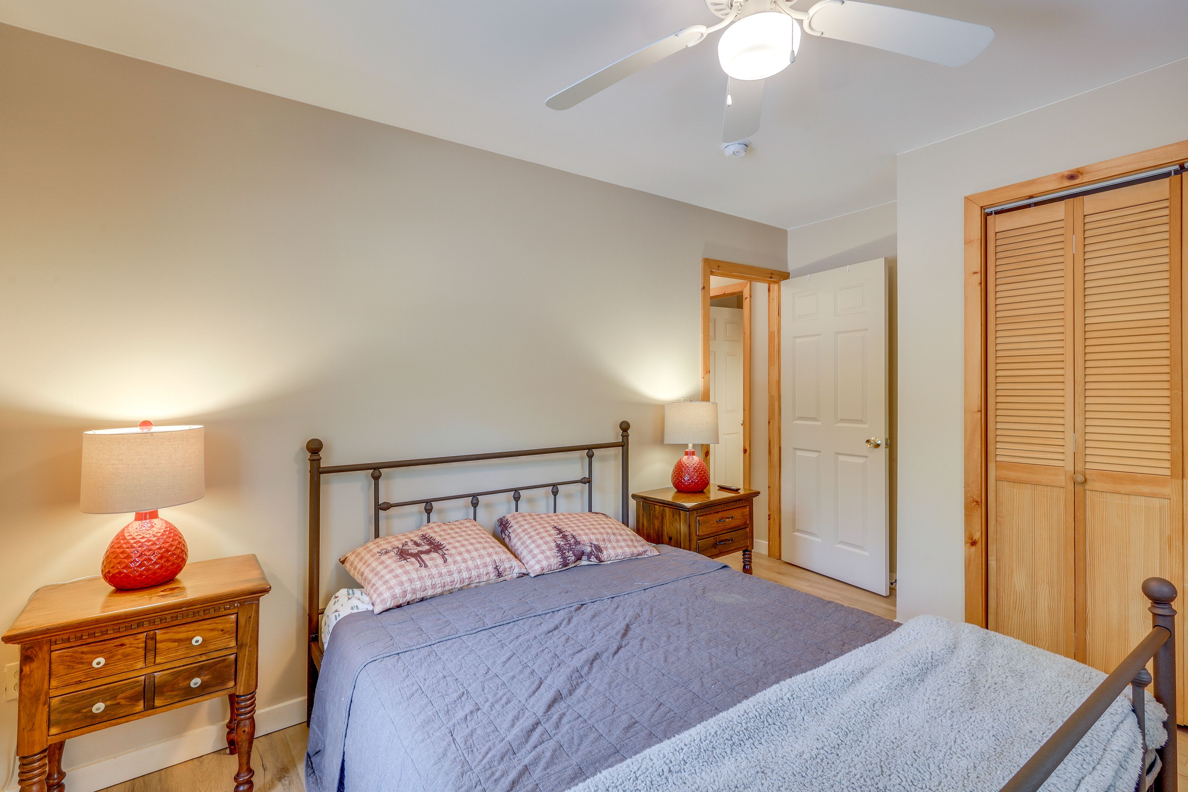Bedroom 2 | Queen Bed | Main Floor
