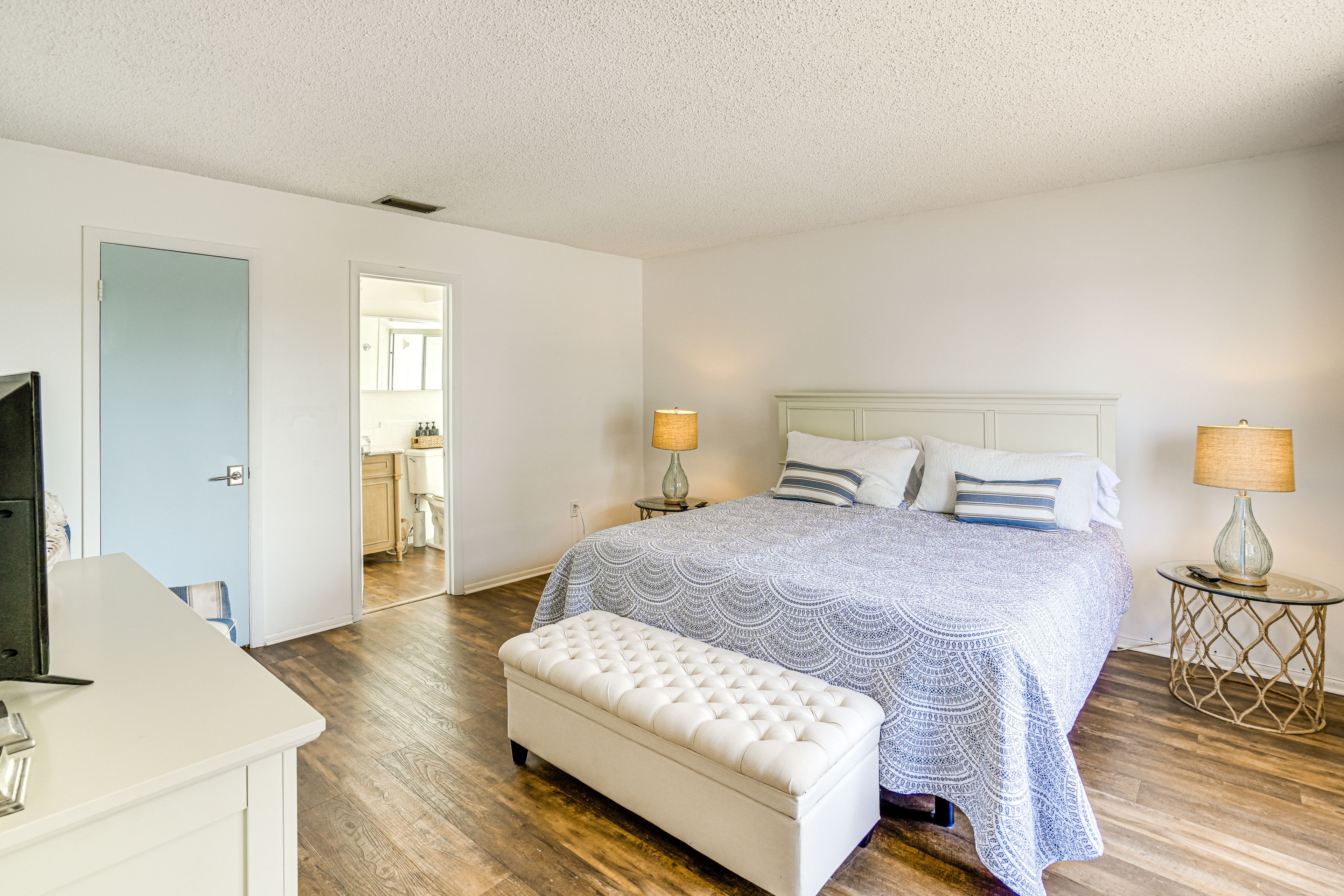 Bedroom 1 | Split California King Bed | Smart TV | Linens Provided
