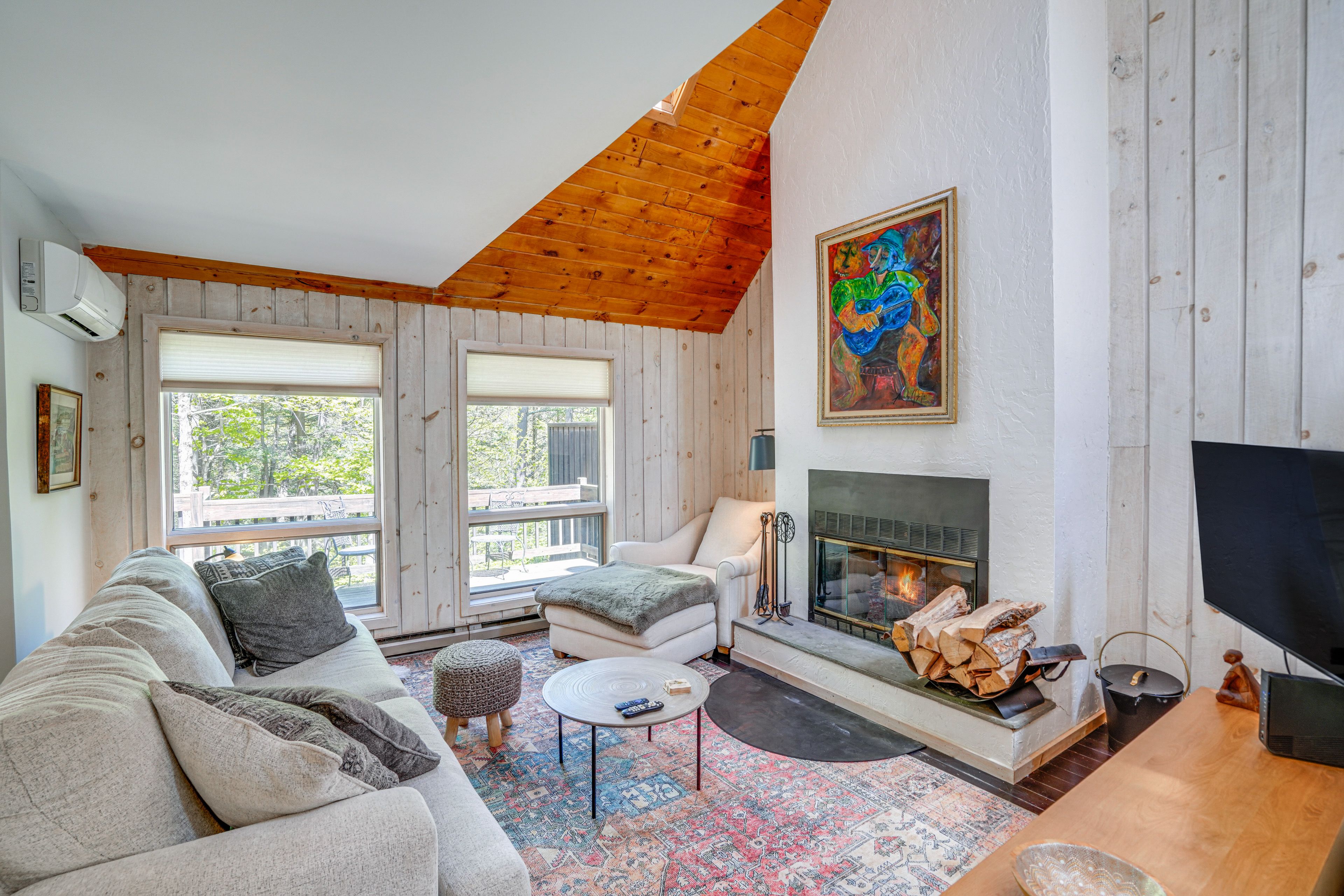 Living Room | 1st Floor | Smart TV | Books/Board Games