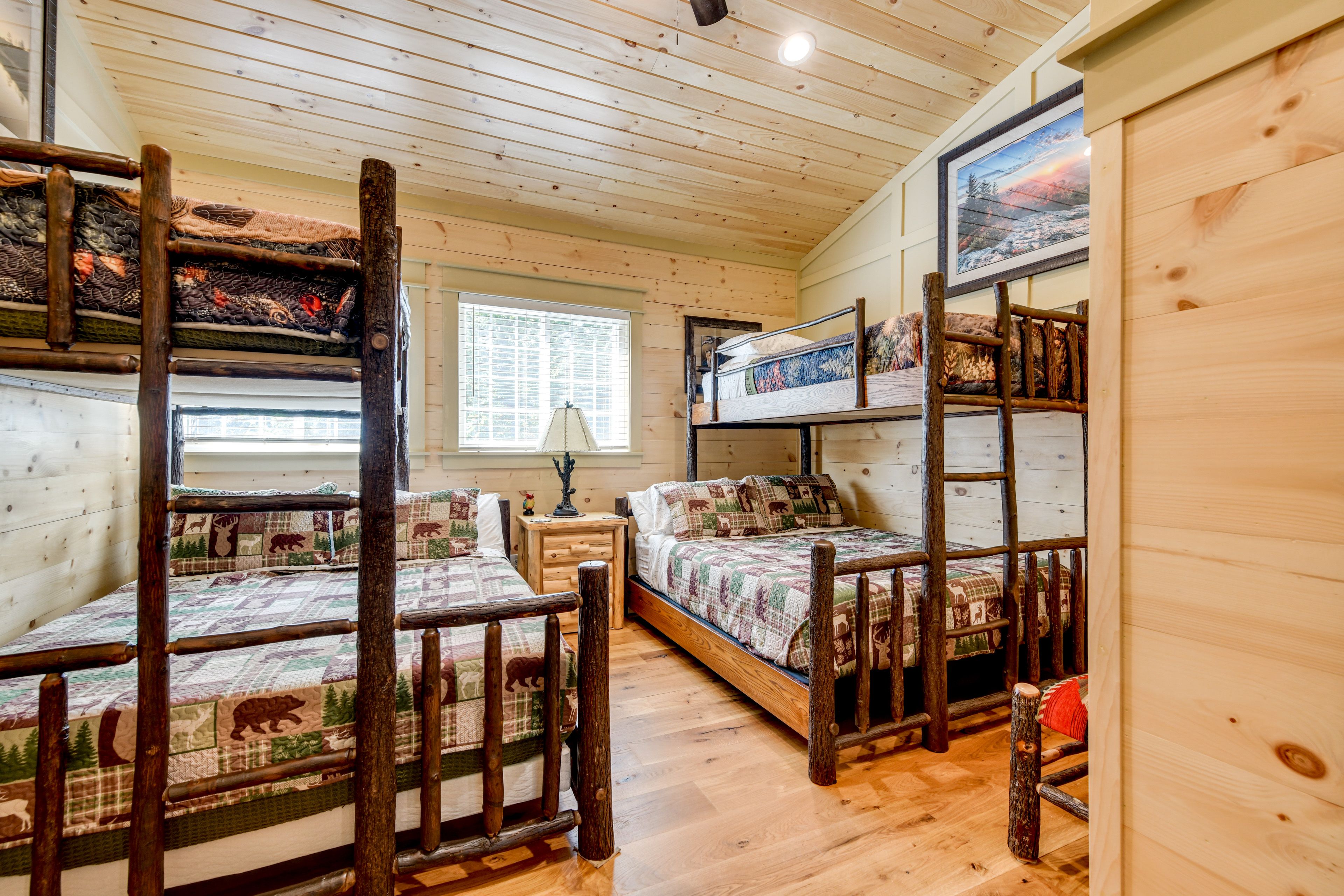 Bedroom 1 | 2 Twin/Queen Bunk Beds