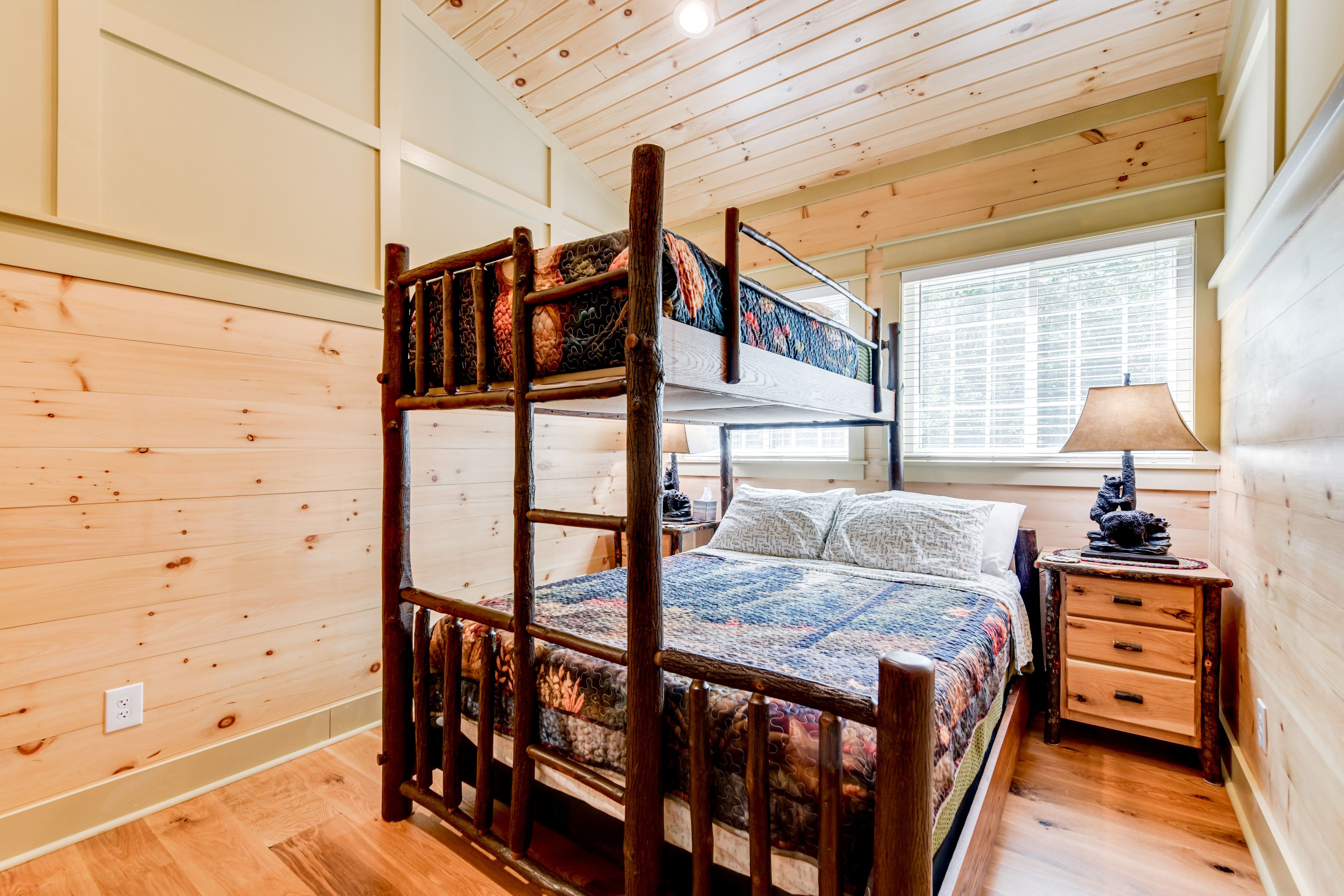 Bedroom 2 | Twin/Queen Bunk Bed