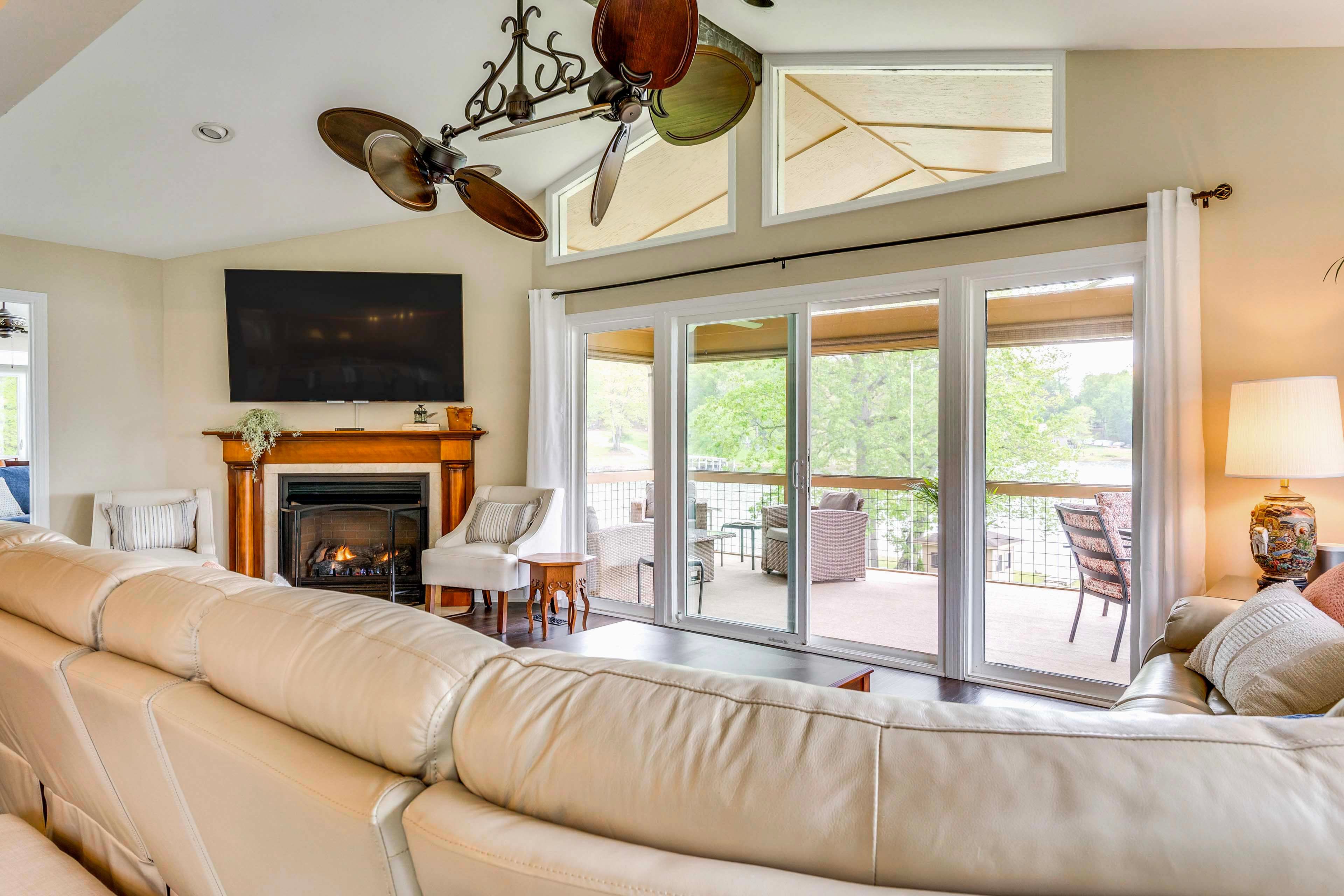 Living Room | Main Level | Central A/C & Heating | Free WiFi | Smart TV