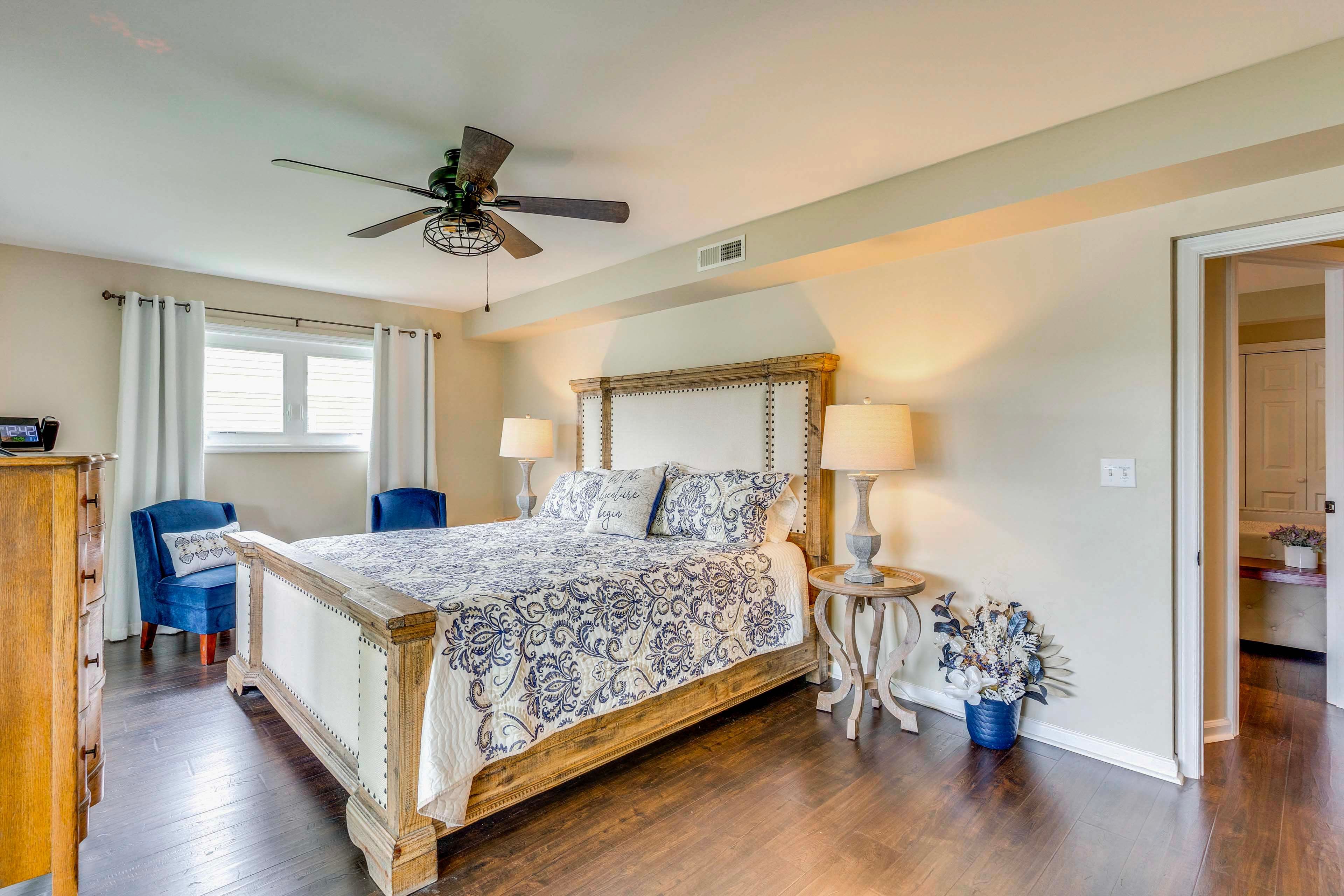 Bedroom 4 | Lower Level | King Bed | En-Suite Screened Porch Access | Smart TV