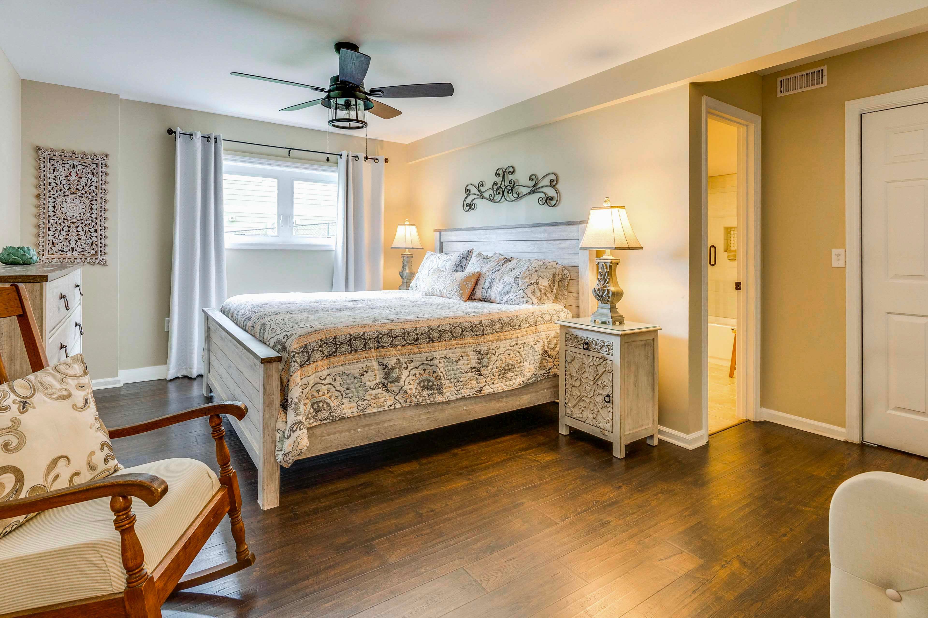 Bedroom 3 | Lower Level | King Bed | Twin Daybed w/ Twin Trundle | Smart TV